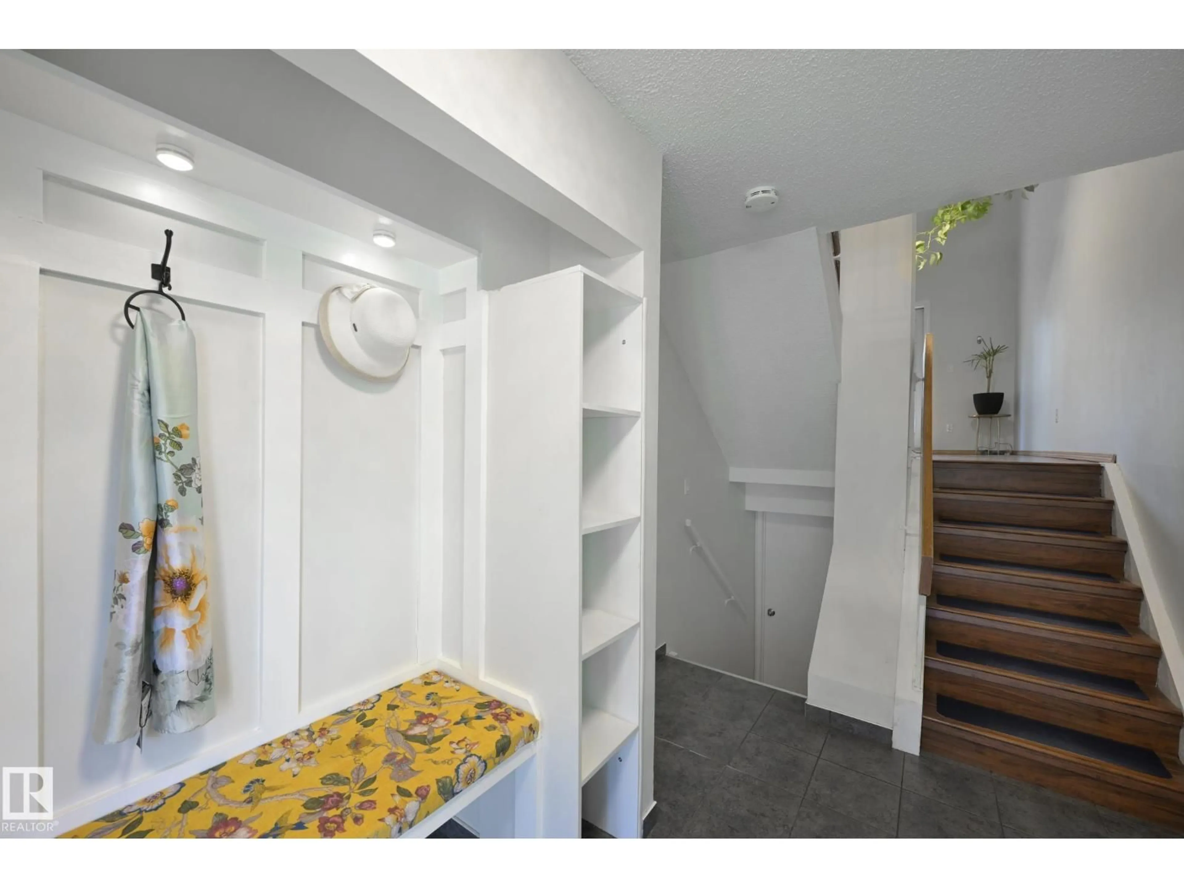 Indoor entryway for 15 GLAEWYN ES, St. Albert Alberta T8N2P1