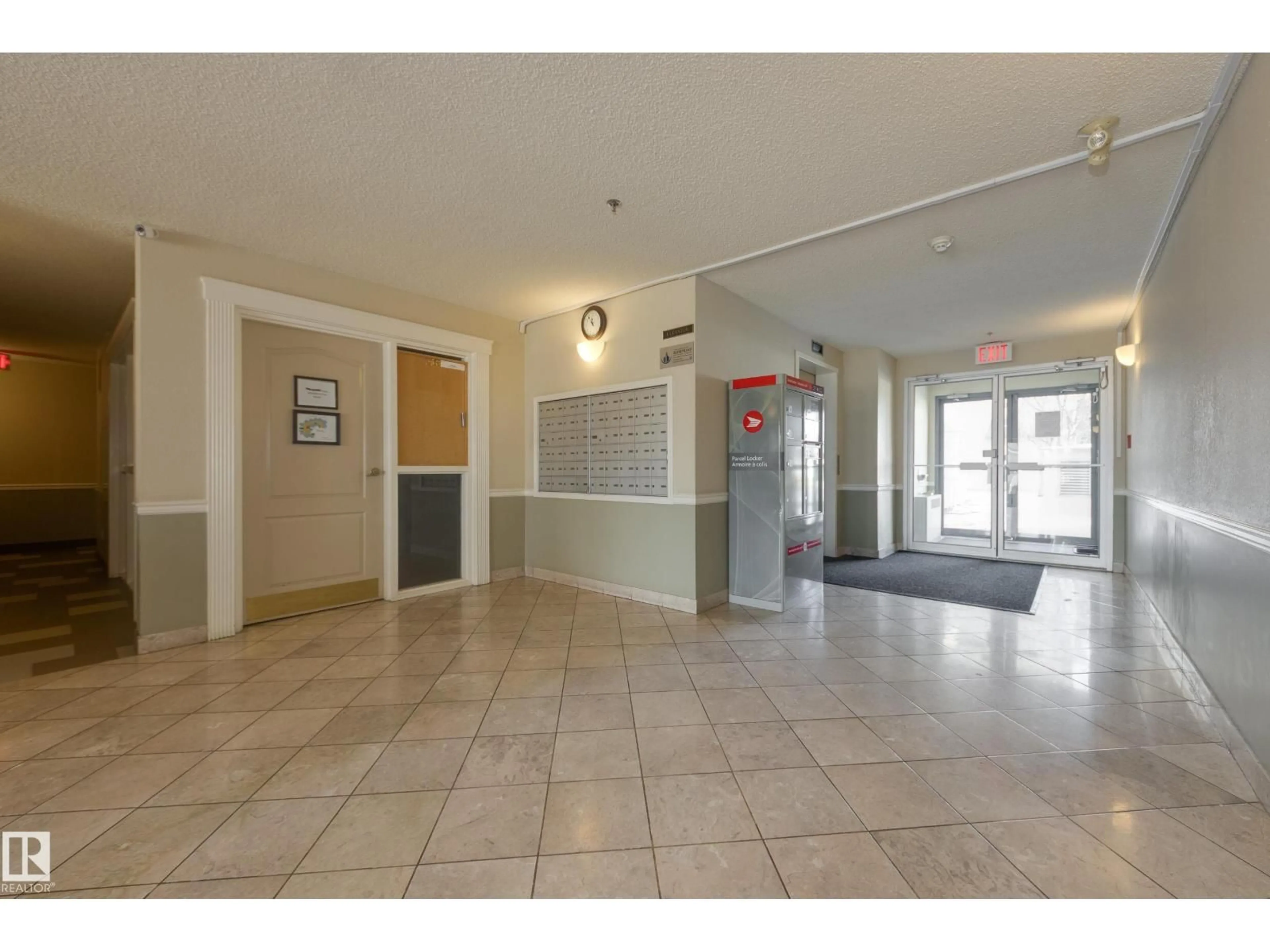 Indoor foyer for #402 - 10610 76 ST, Edmonton Alberta T6A3Y9