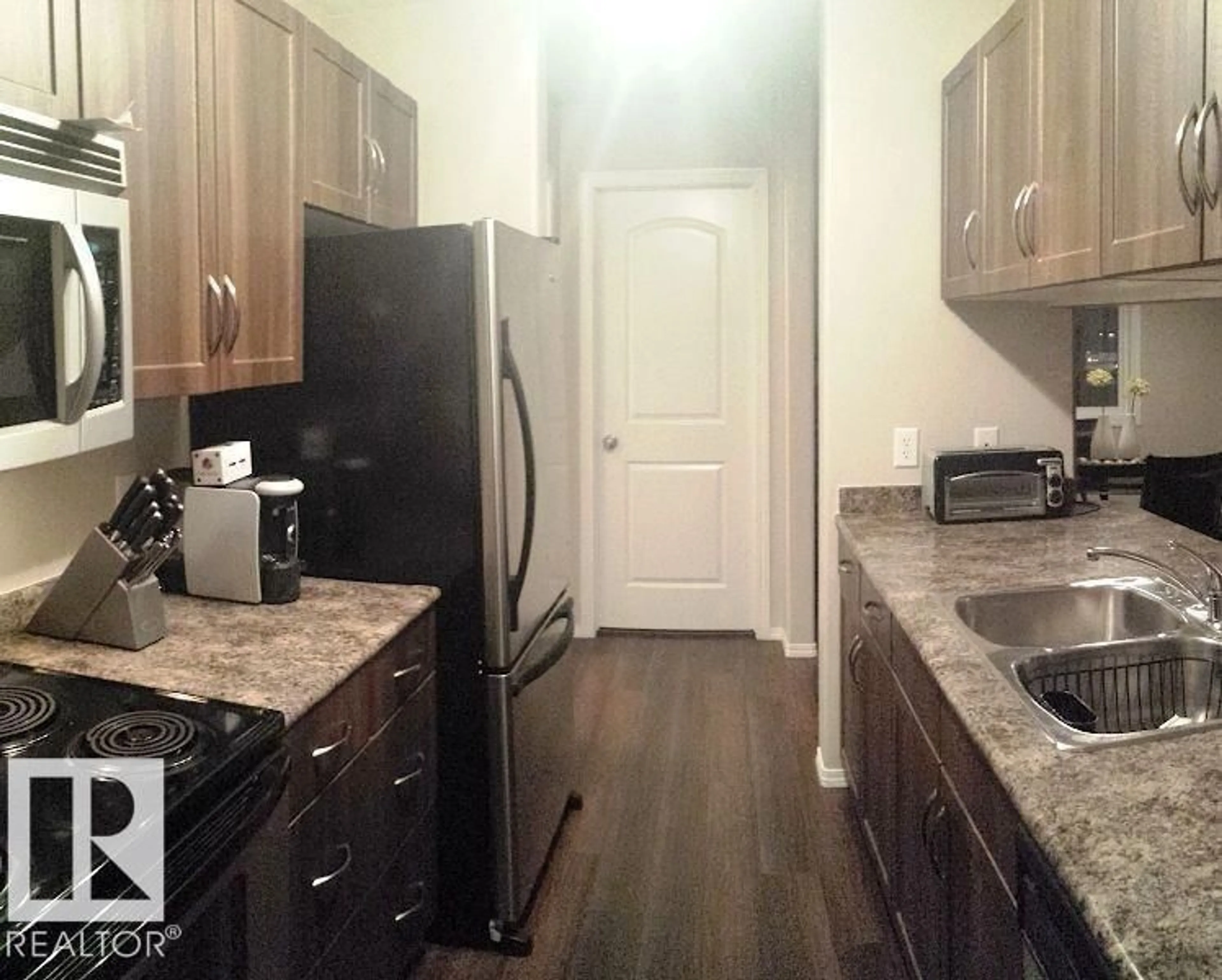 Standard kitchen, wood/laminate floor for 345 WOODSMERE CL, Fort Saskatchewan Alberta T8L4N9