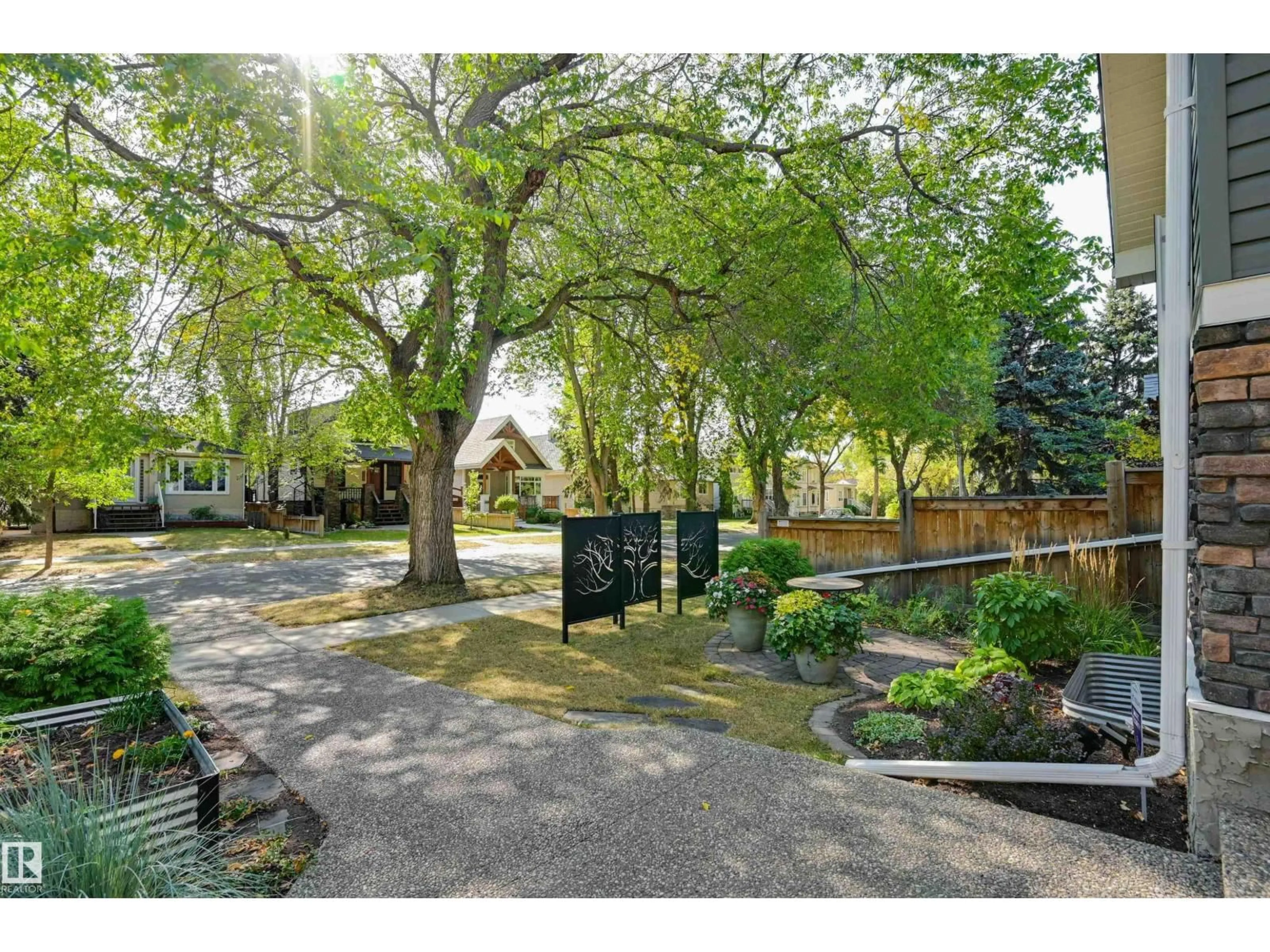 Patio, street for 10810 74 AV, Edmonton Alberta T6E1G9