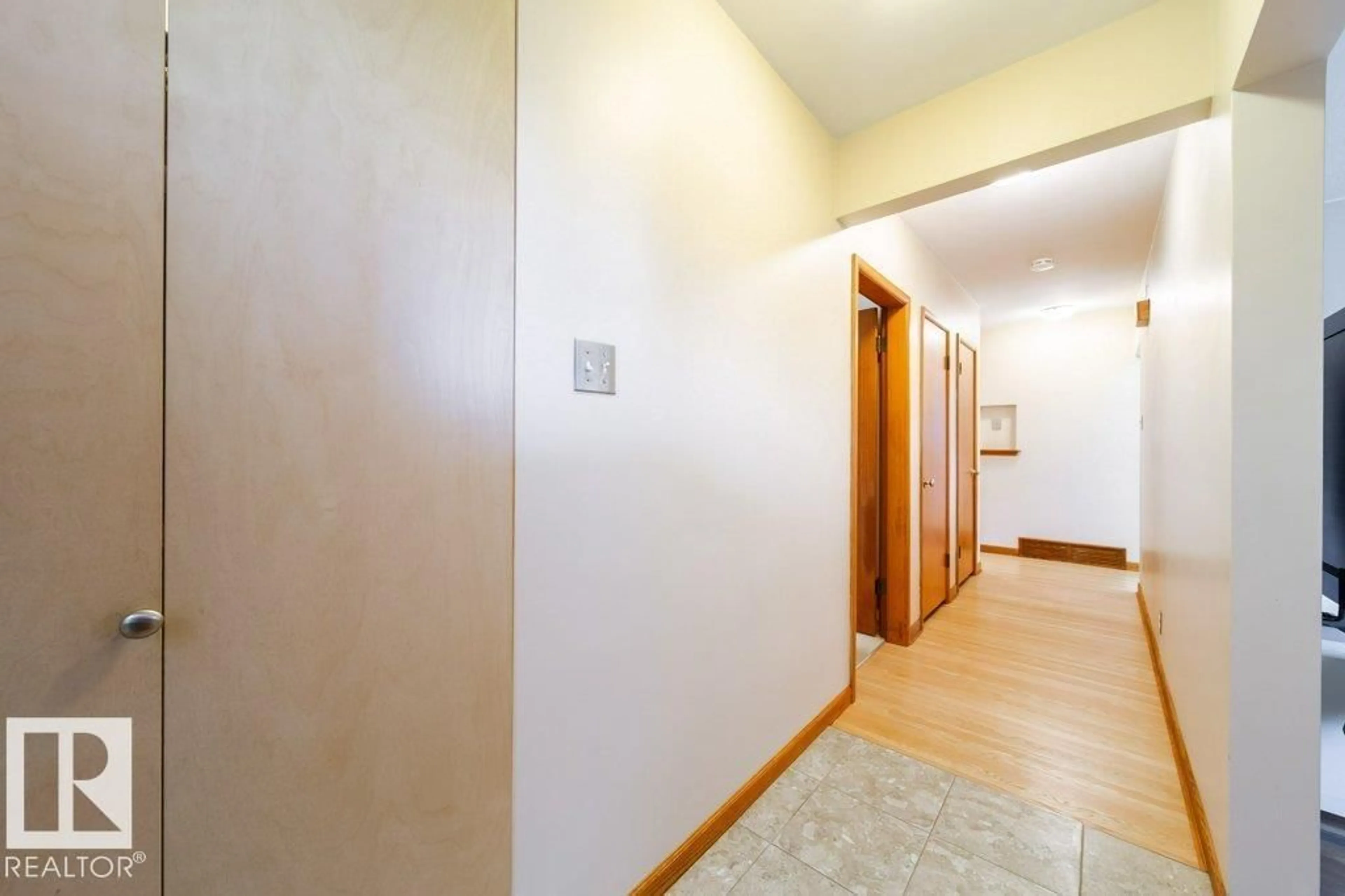 Indoor foyer for NW - 8007 73 AV, Edmonton Alberta T6C0C6