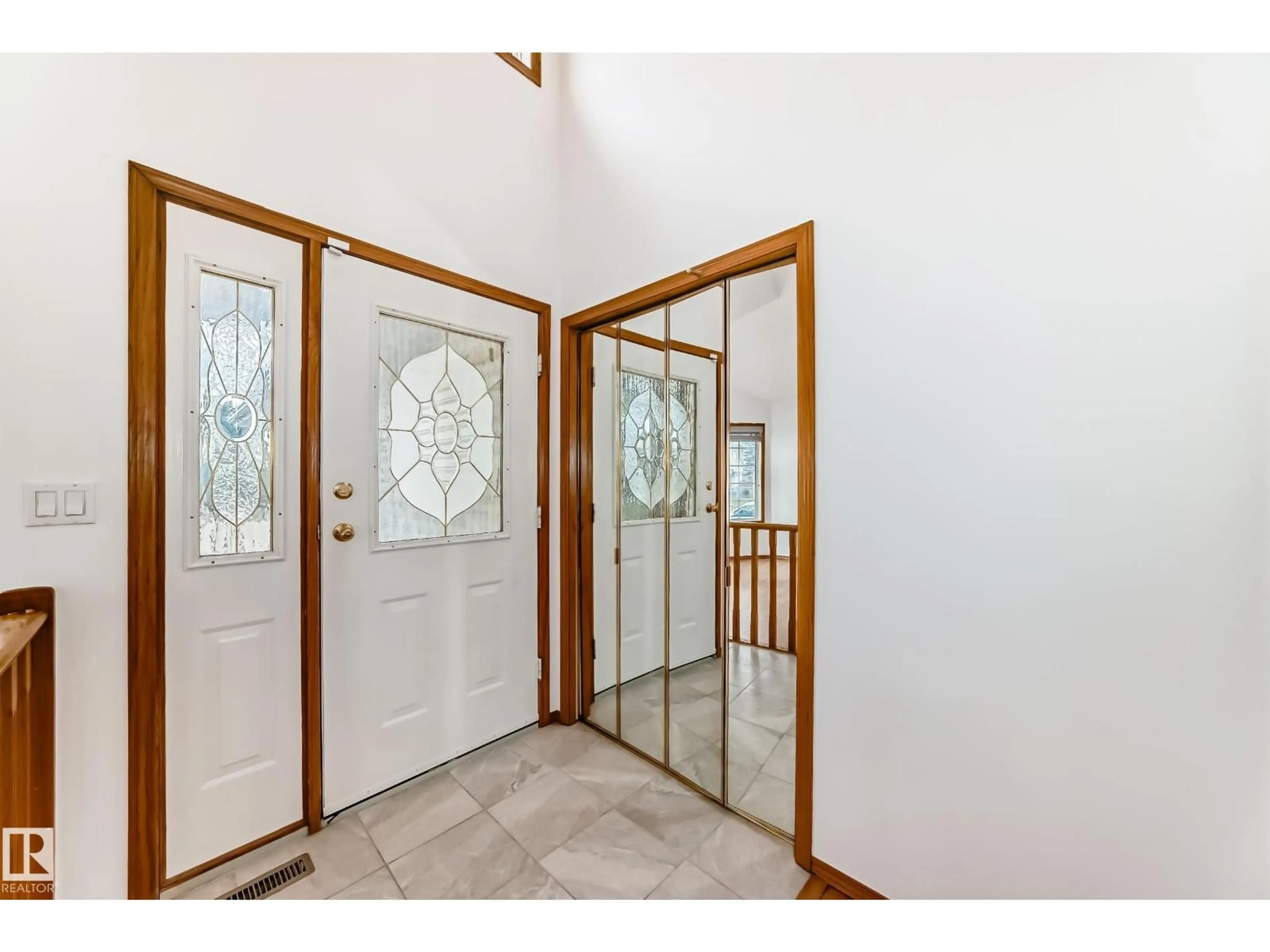 Indoor entryway for 4631 43 AV, Edmonton Alberta T6L6L9