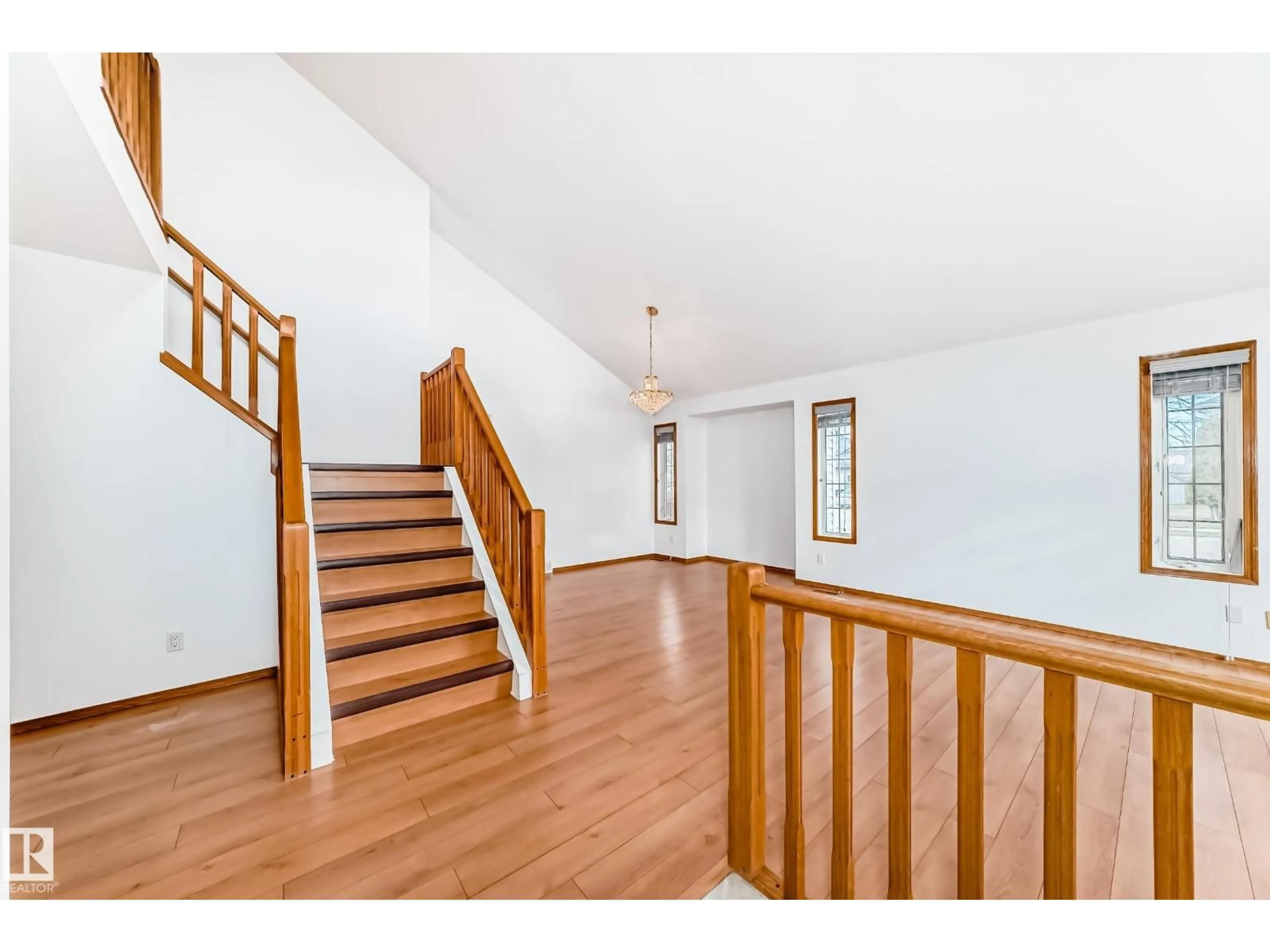 Indoor foyer for 4631 43 AV, Edmonton Alberta T6L6L9