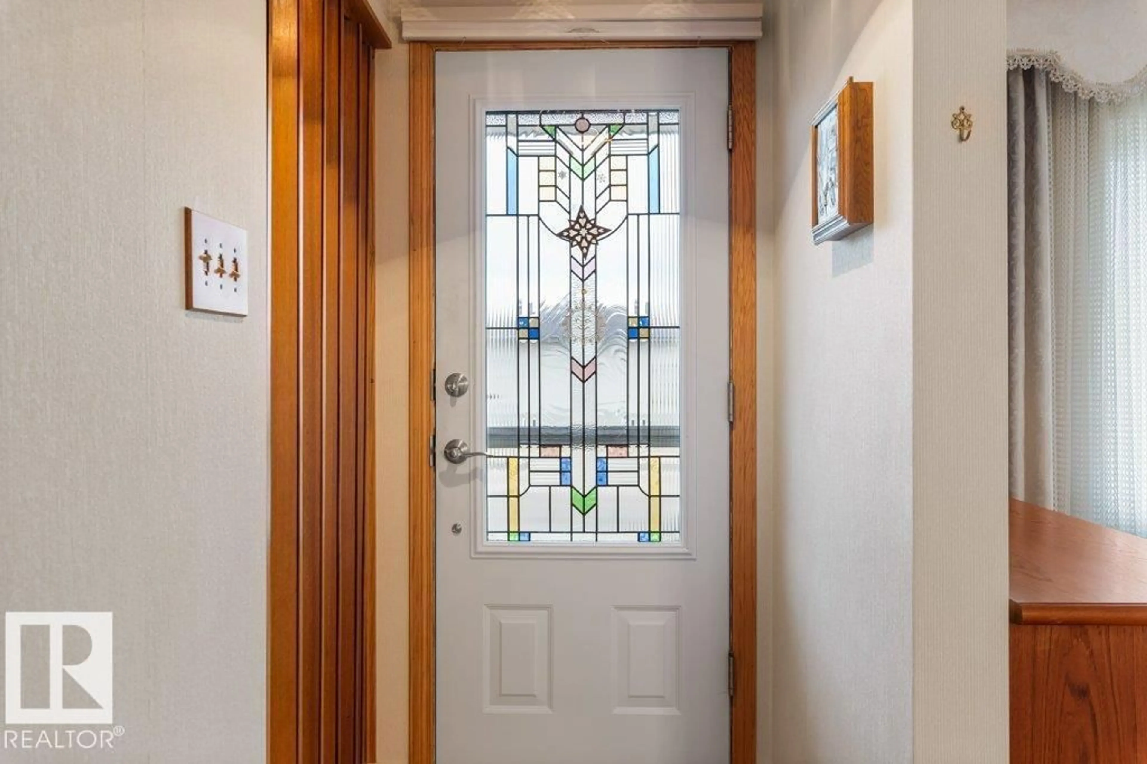 Indoor entryway for 13424 81 ST, Edmonton Alberta T5C1N7