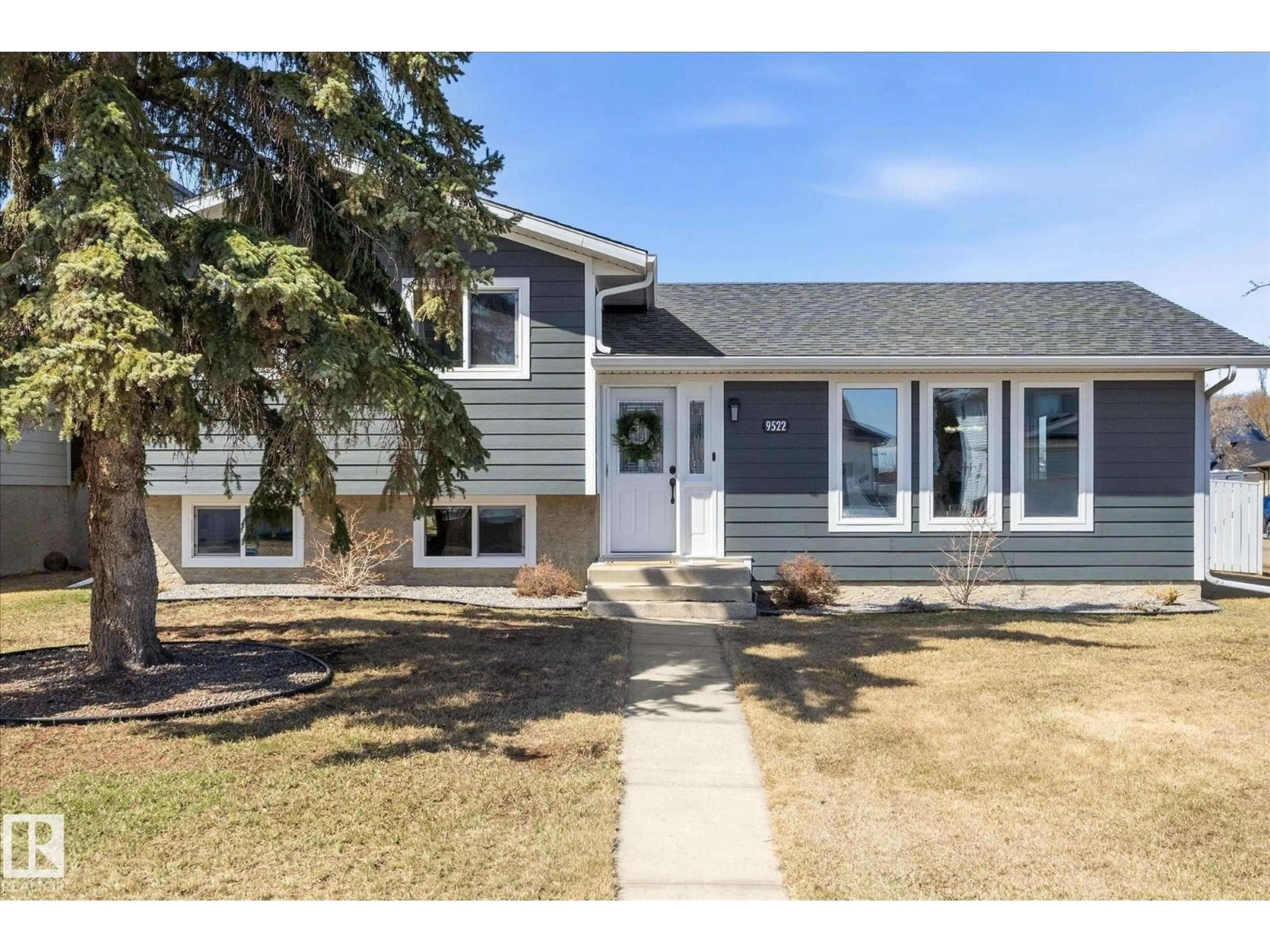 Home with vinyl exterior material, street for 9522 95 ST, Morinville Alberta T8R1H9