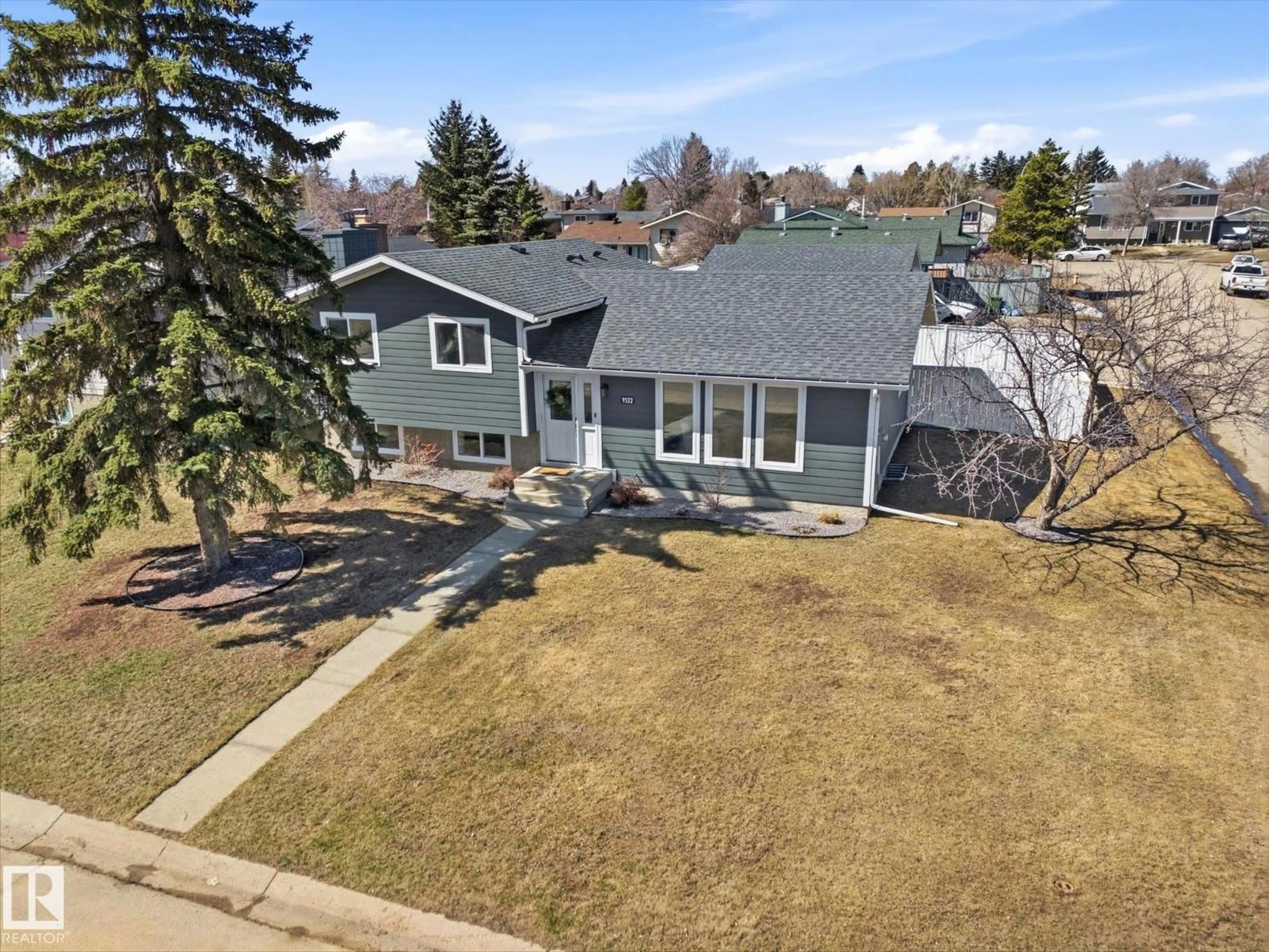 A pic from outside/outdoor area/front of a property/back of a property/a pic from drone, street for 9522 95 ST, Morinville Alberta T8R1H9