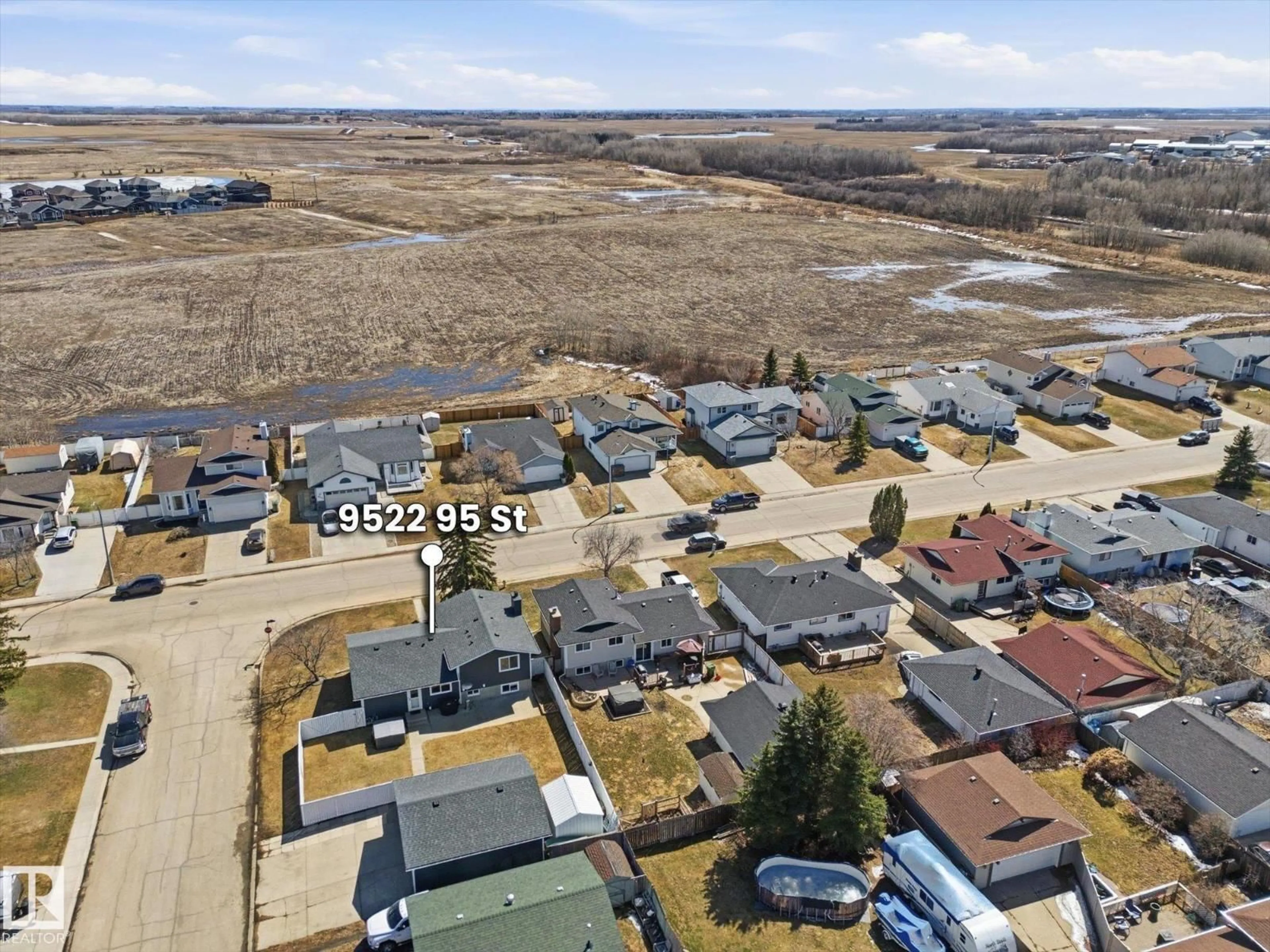A pic from outside/outdoor area/front of a property/back of a property/a pic from drone, street for 9522 95 ST, Morinville Alberta T8R1H9