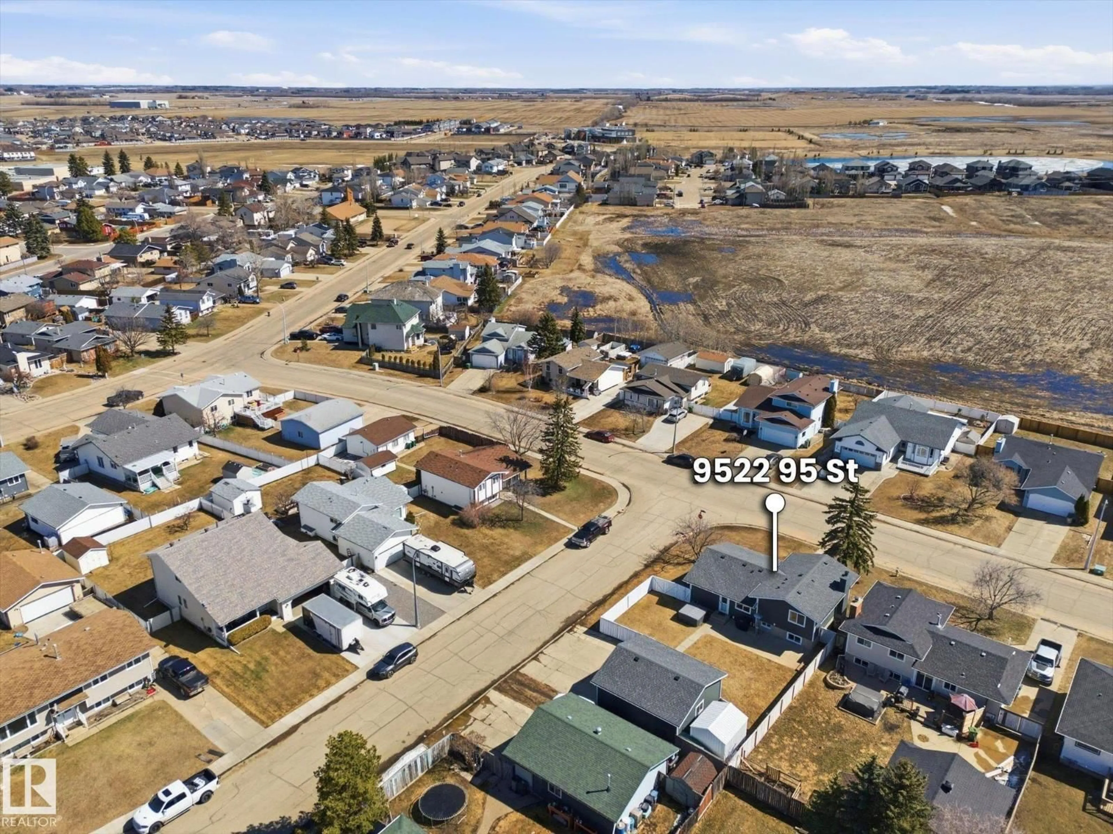 A pic from outside/outdoor area/front of a property/back of a property/a pic from drone, street for 9522 95 ST, Morinville Alberta T8R1H9