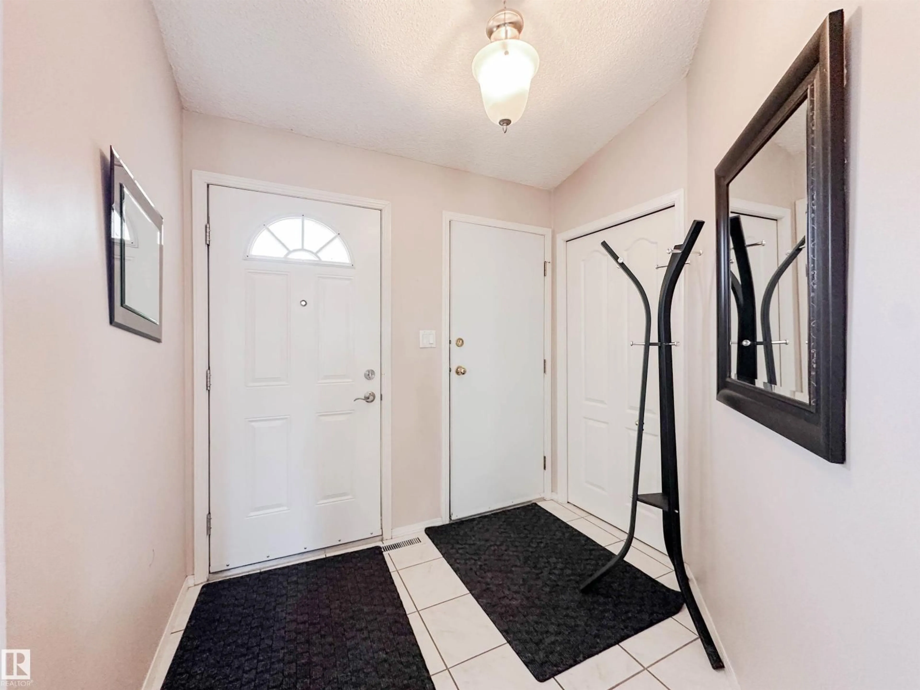 Indoor entryway for 67 ARCAND DR, St. Albert Alberta T8N5V8