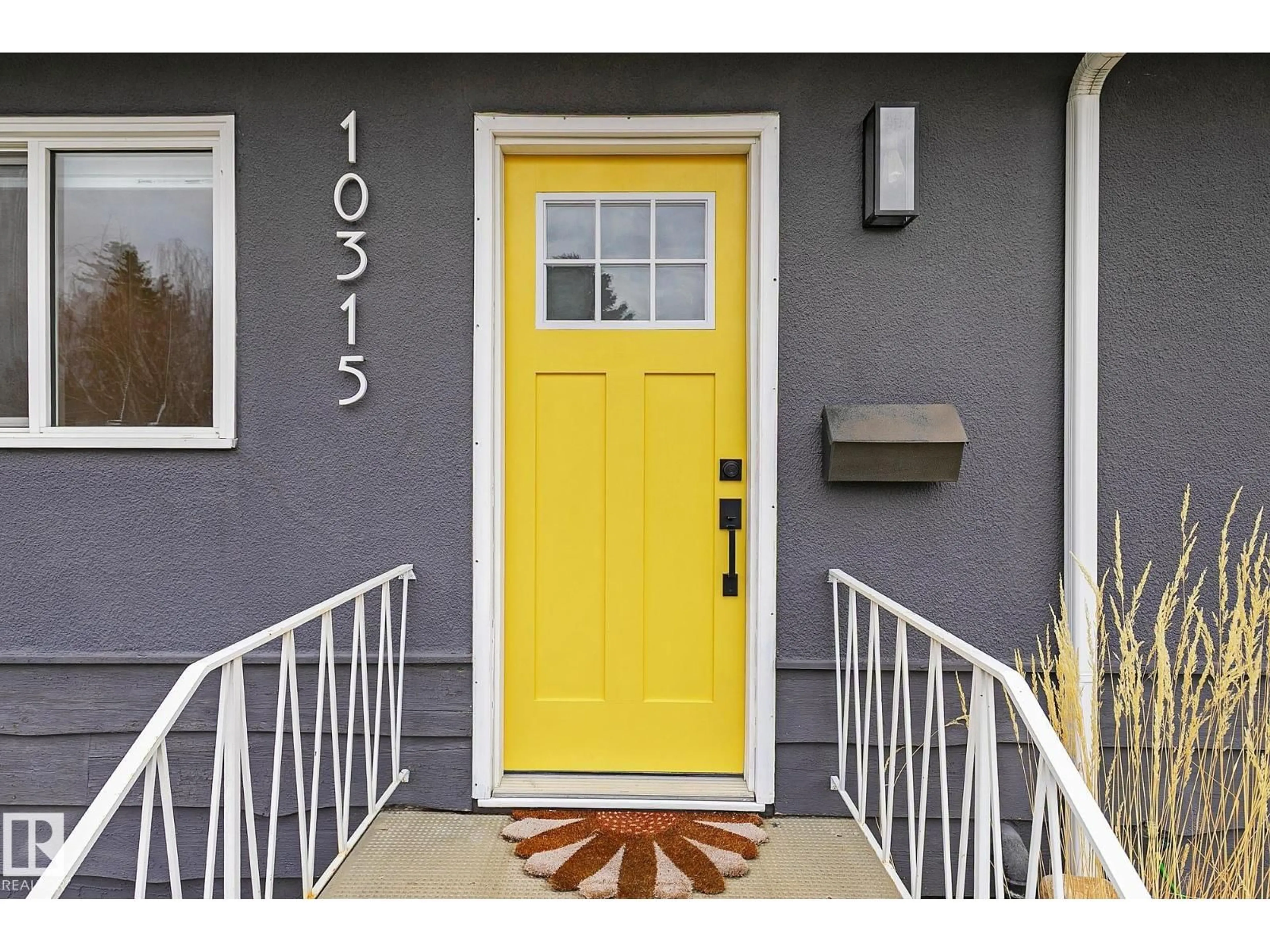 Indoor entryway for 10315 47 ST, Edmonton Alberta T6A1Z6