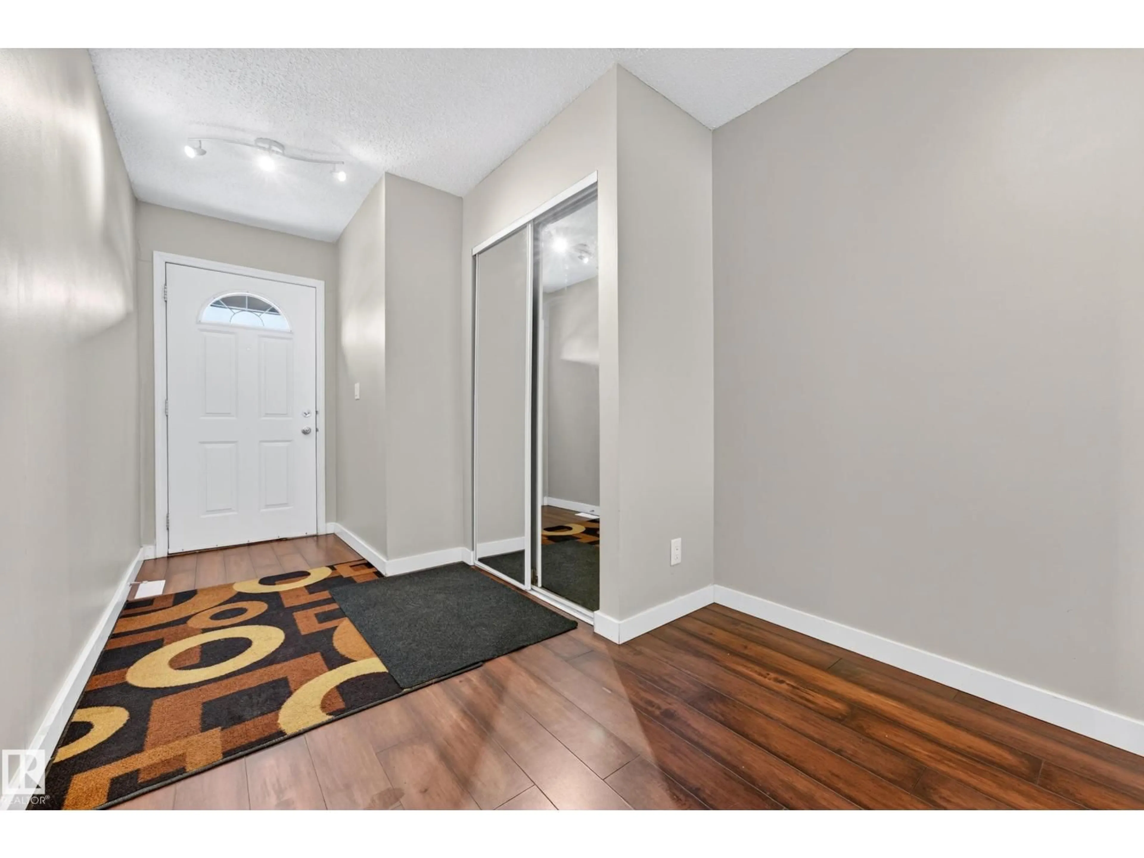 Indoor entryway for 1556 69 ST, Edmonton Alberta T6K3R3