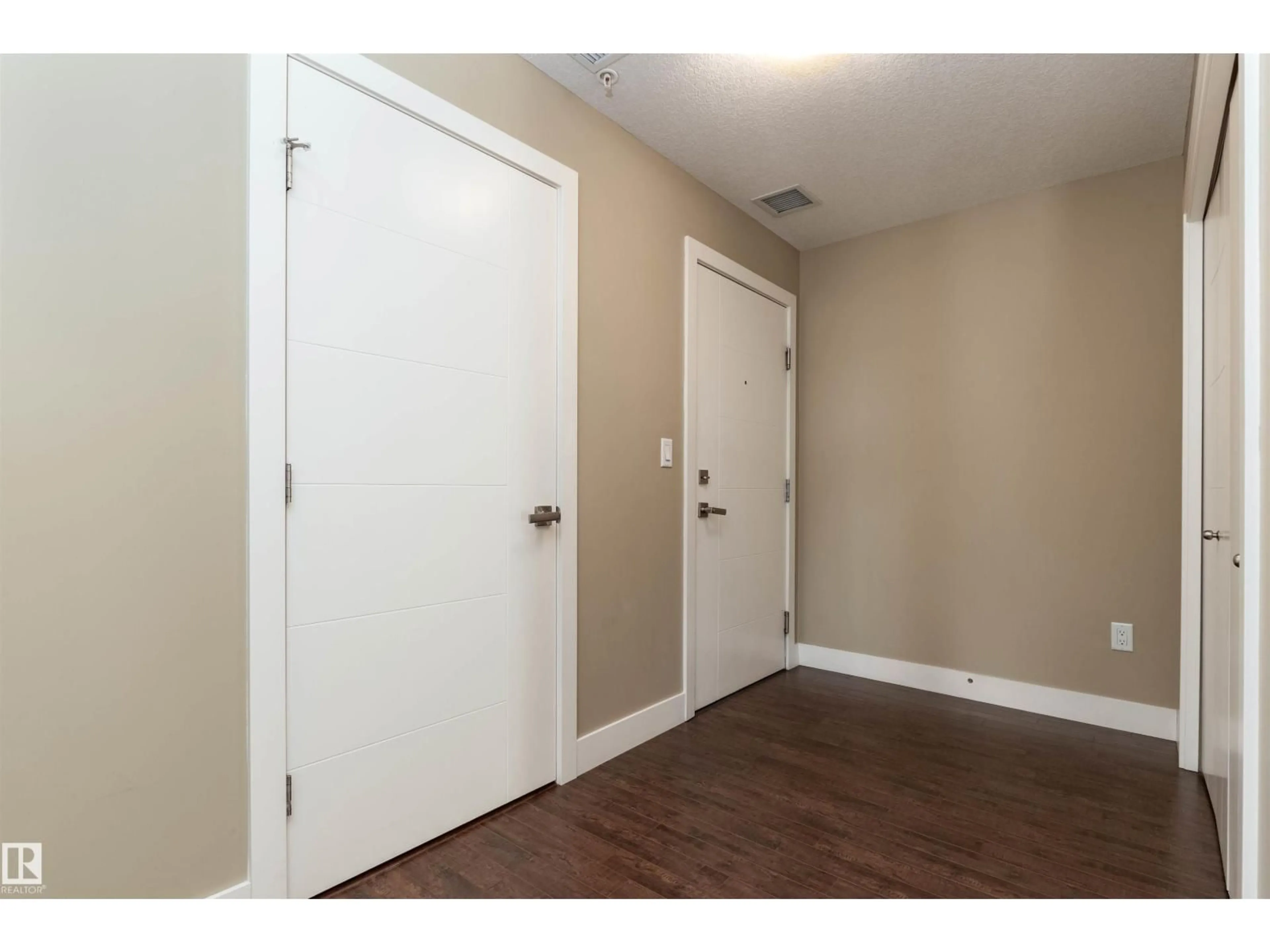 Indoor entryway for 111 - 215 FESTIVAL WY, Sherwood Park Alberta T8A4Y4