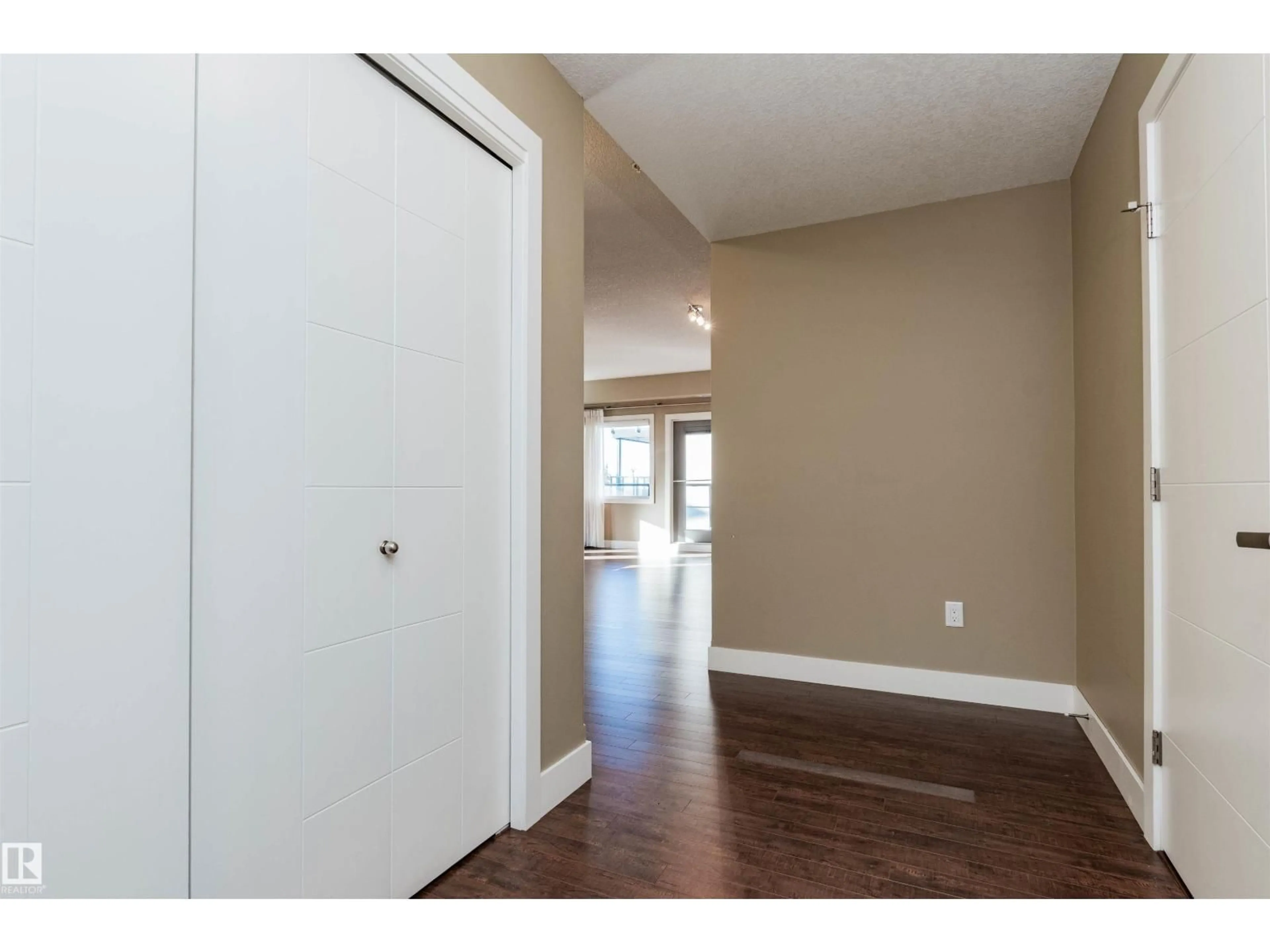 Indoor entryway for 111 - 215 FESTIVAL WY, Sherwood Park Alberta T8A4Y4