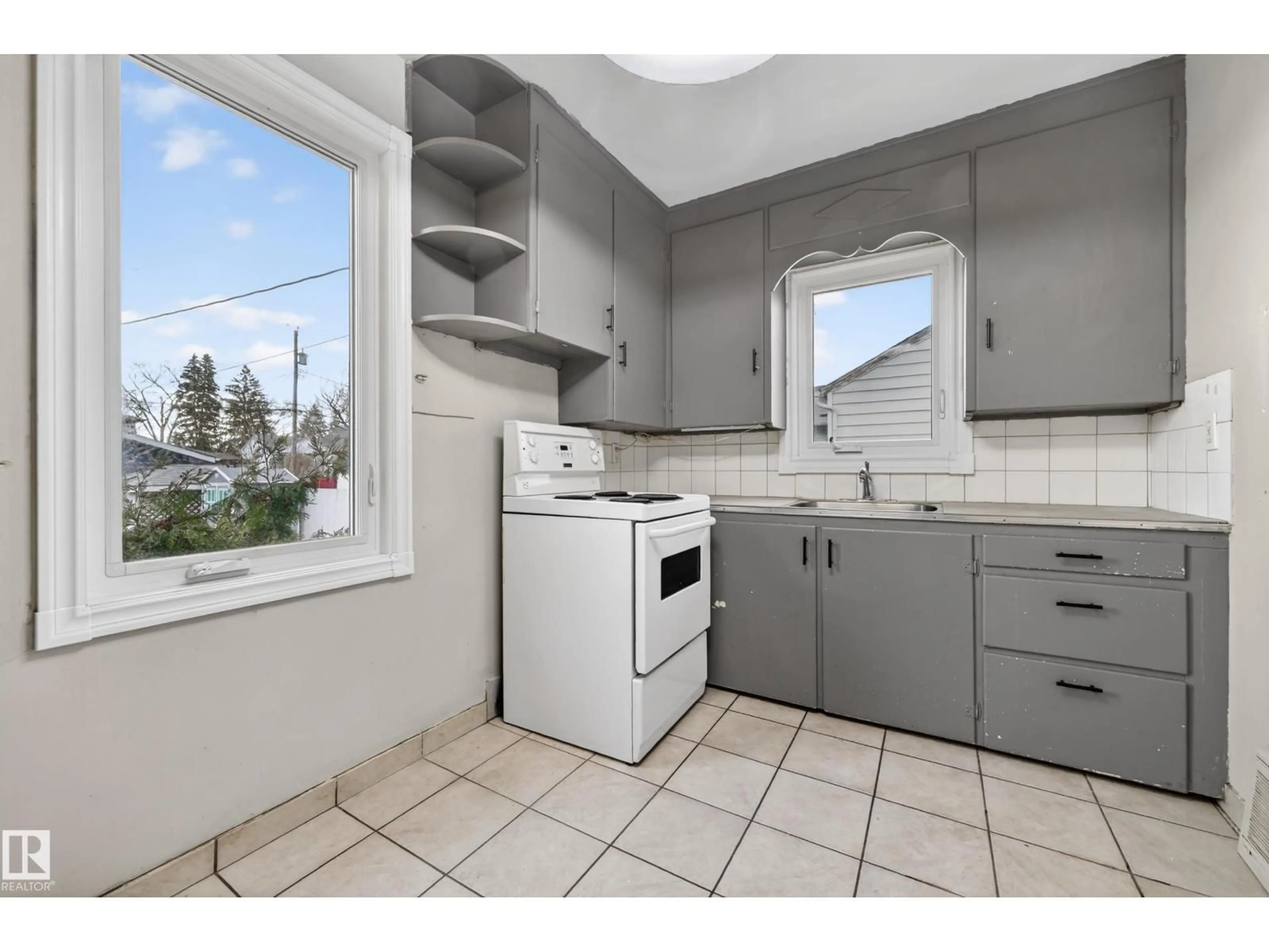 Standard kitchen, ceramic/tile floor for NW - 12319 102 ST, Edmonton Alberta T5G2H3