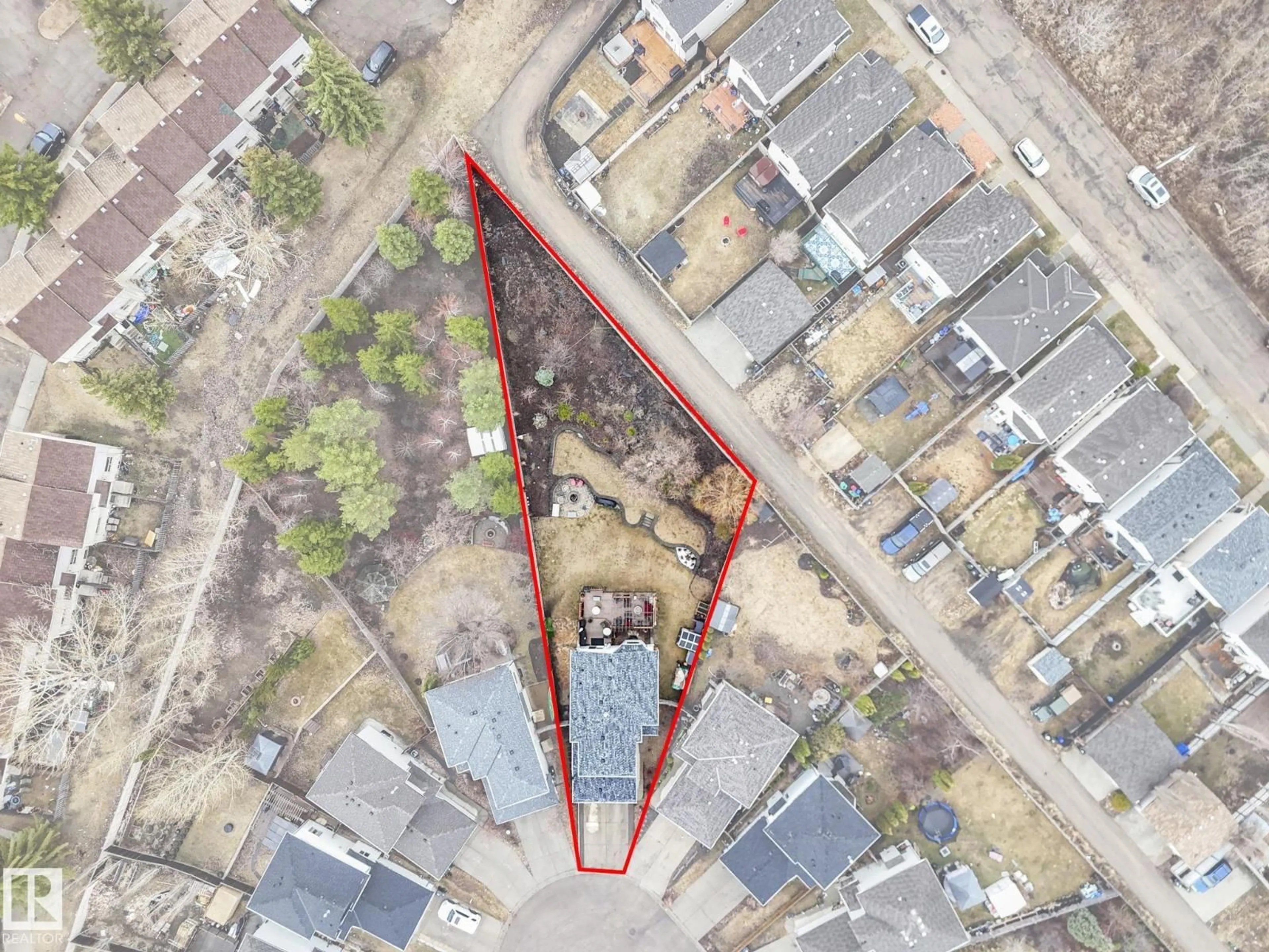 A pic from outside/outdoor area/front of a property/back of a property/a pic from drone, street for 224 HYNDMAN CR, Edmonton Alberta T5A5H9