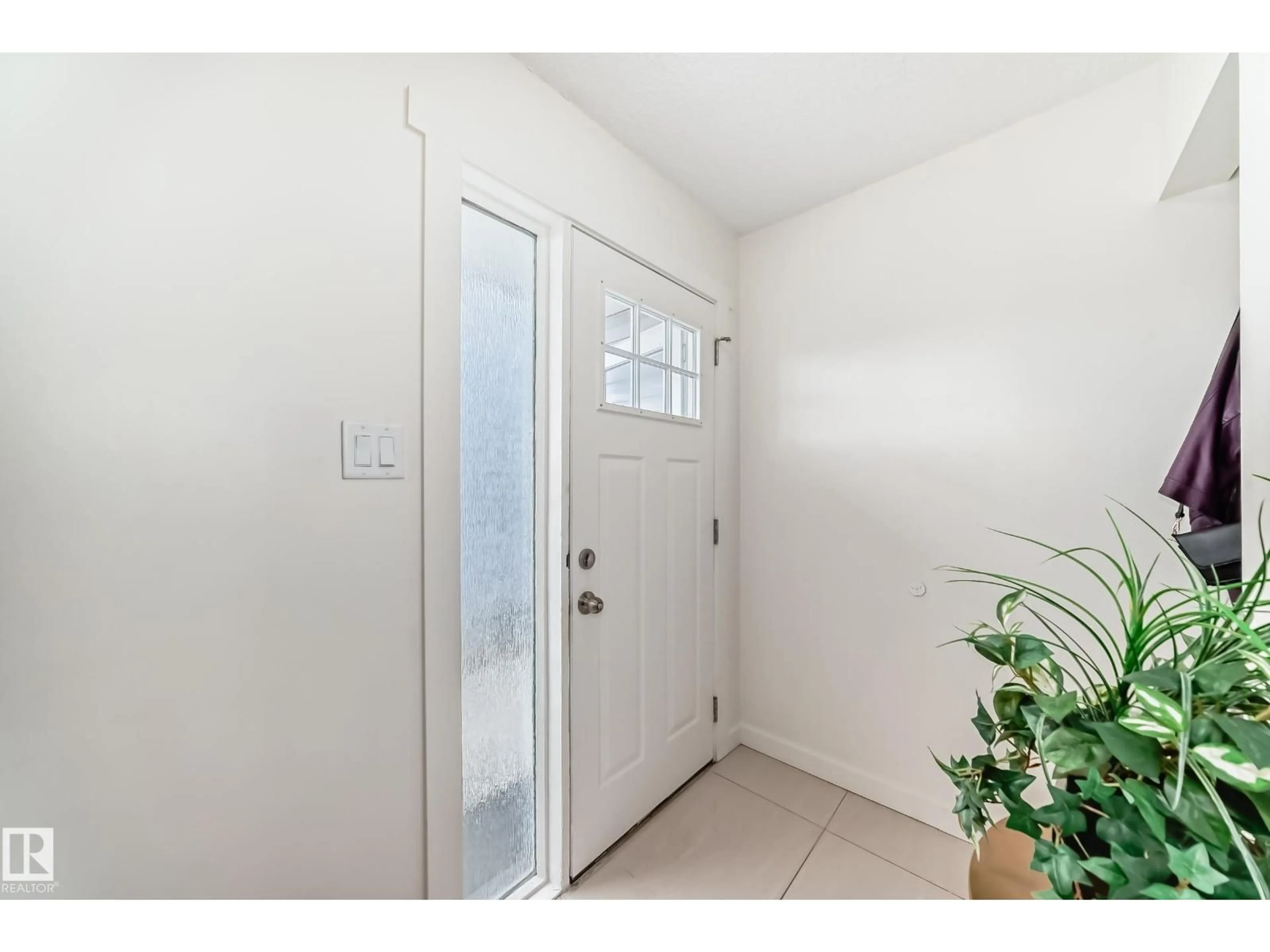 Indoor entryway for 75 AMBERLY CO, Edmonton Alberta T5A2H9