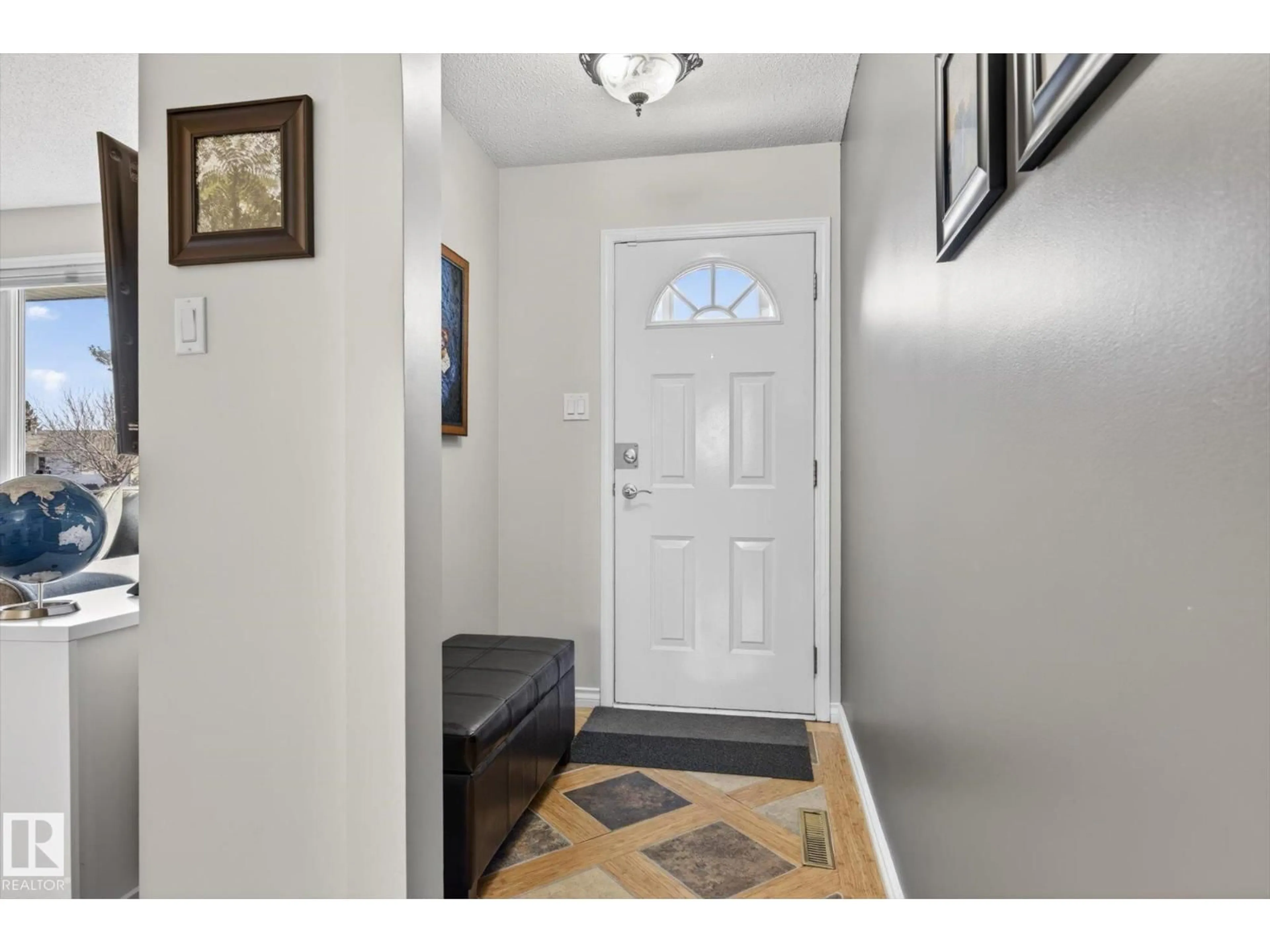 Indoor entryway for NW - 13832 88 ST, Edmonton Alberta T5E3J2