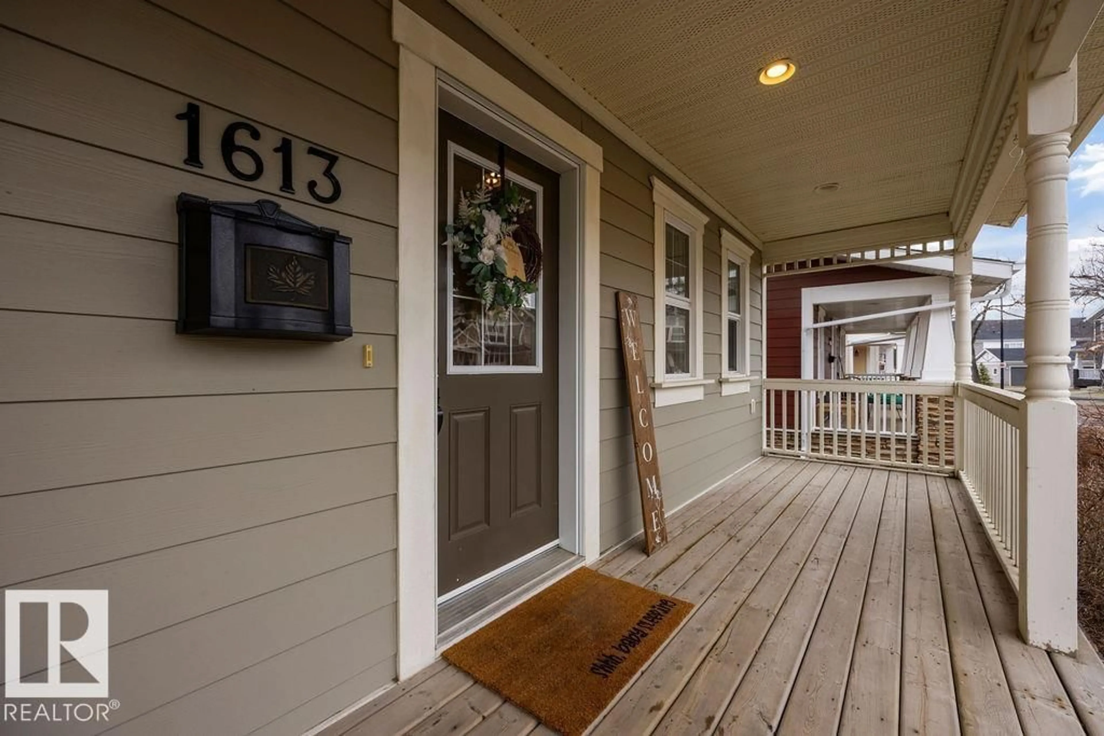 Indoor entryway for 1613 KERR RD, Edmonton Alberta T5E4P6