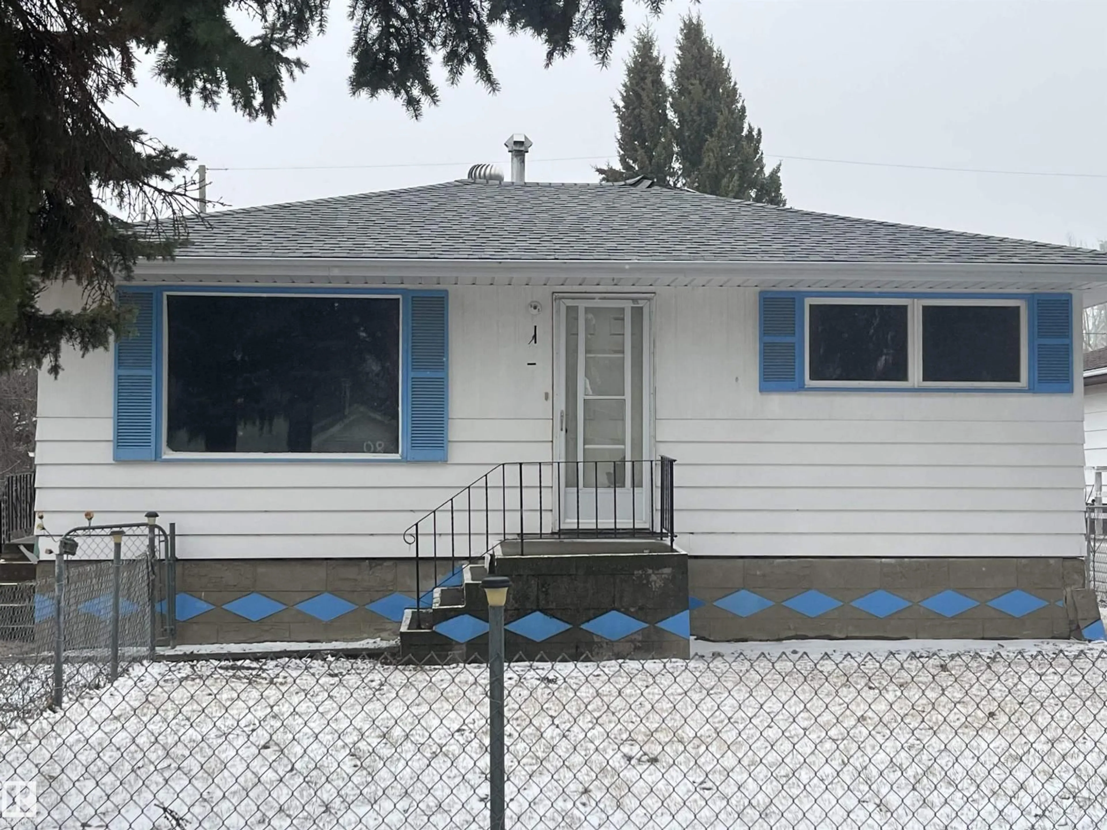 Home with vinyl exterior material, street for 4807 53 AV, Viking Alberta T0B4N0