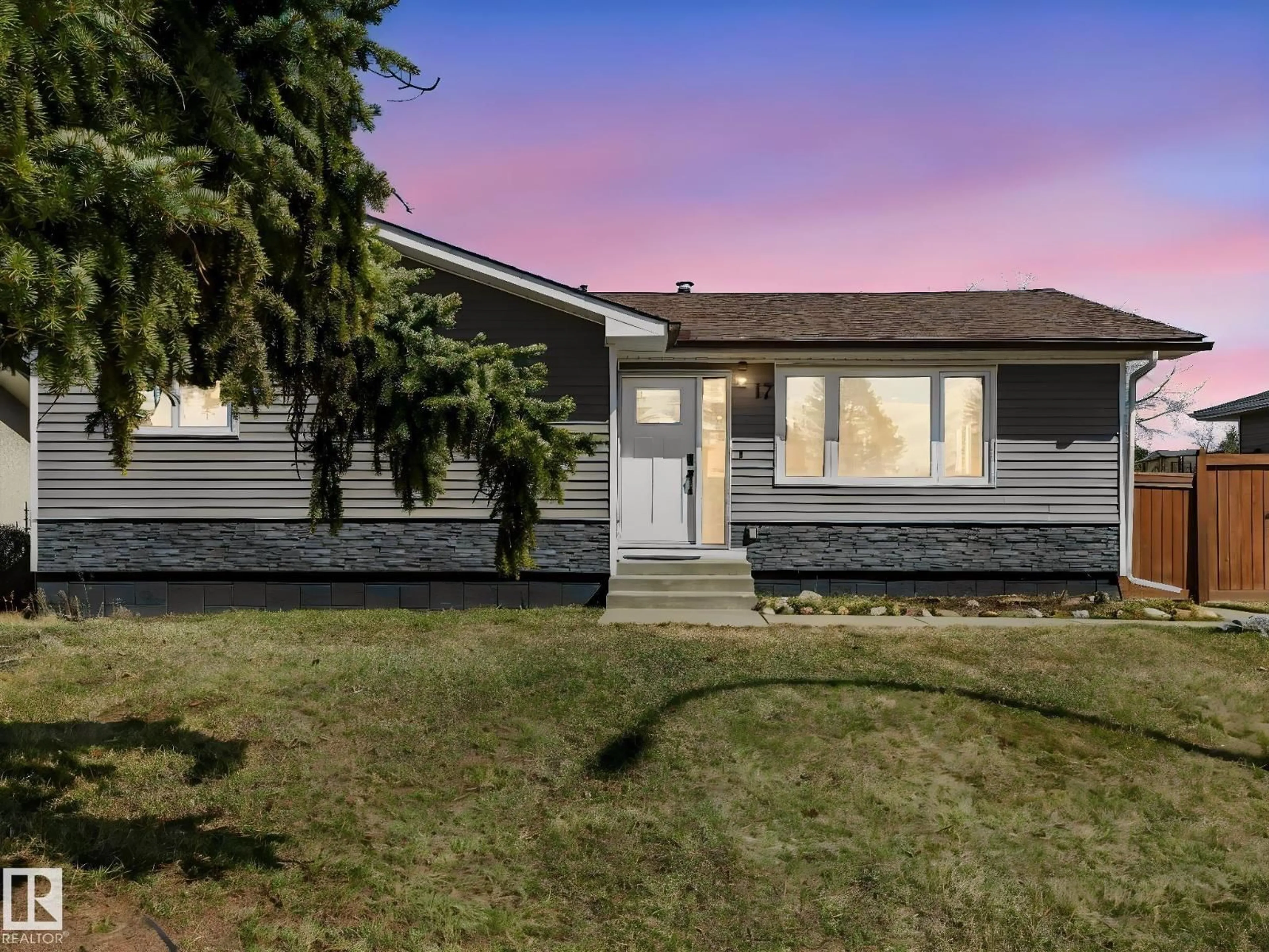 Home with vinyl exterior material, street for 17 OATWAY ST, Spruce Grove Alberta T7X2E5