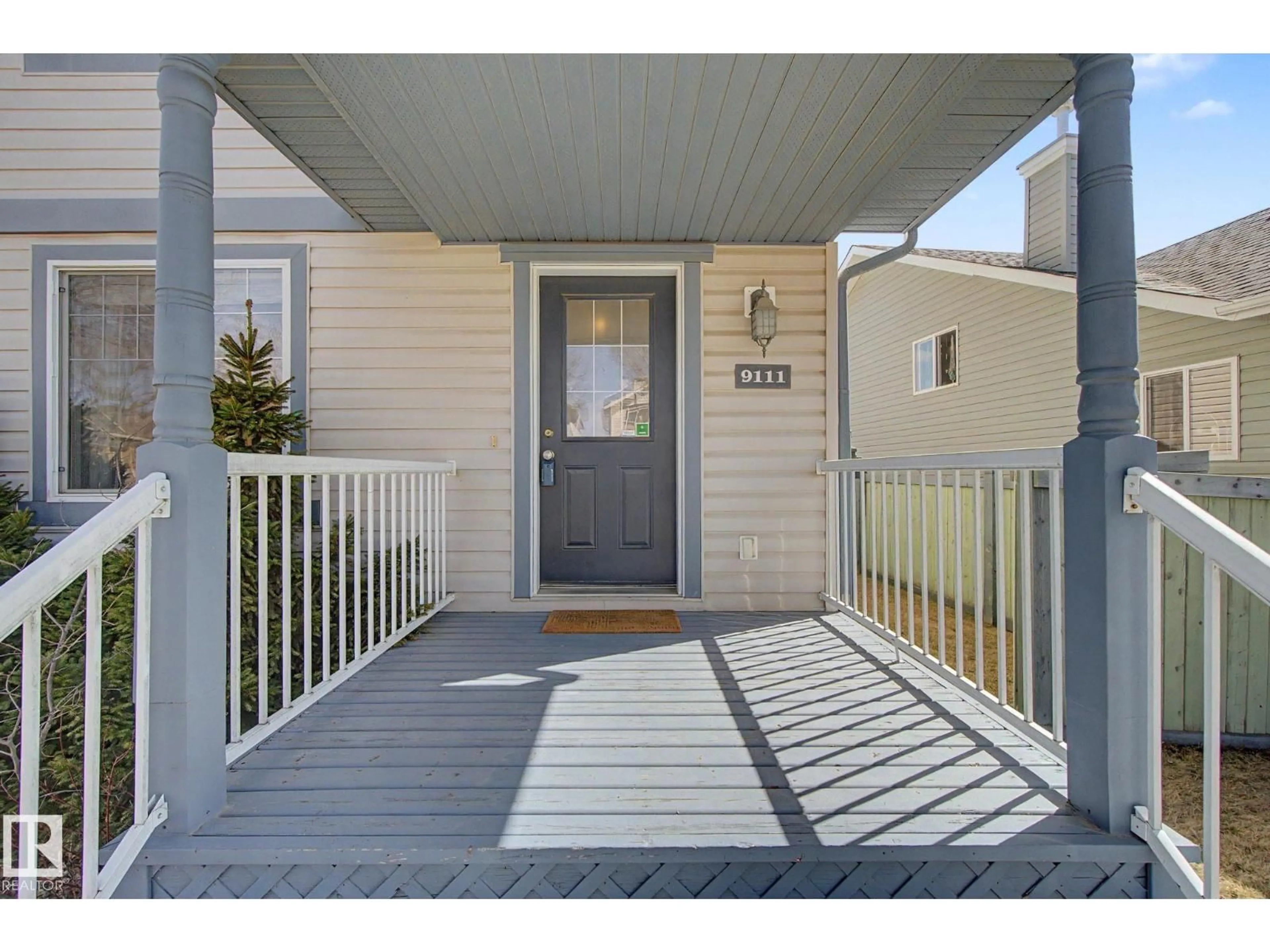 Indoor entryway for 9111 213 ST, Edmonton Alberta T5T0W4