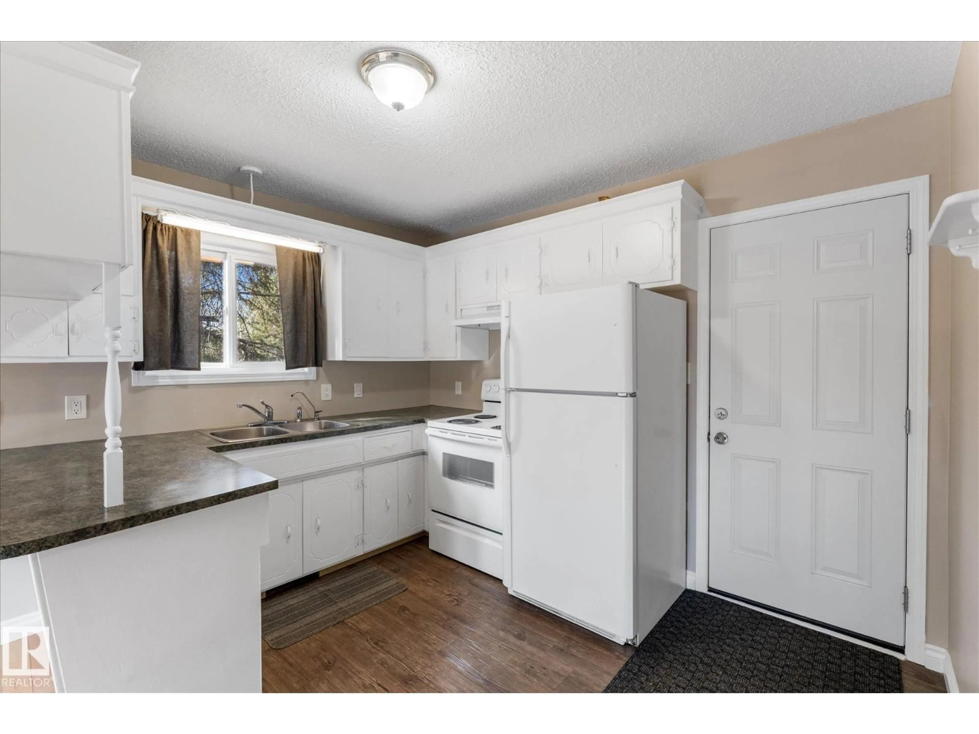 Standard kitchen, unknown for 103 WILLOW ST, Rural Sturgeon County Alberta T8R0K4