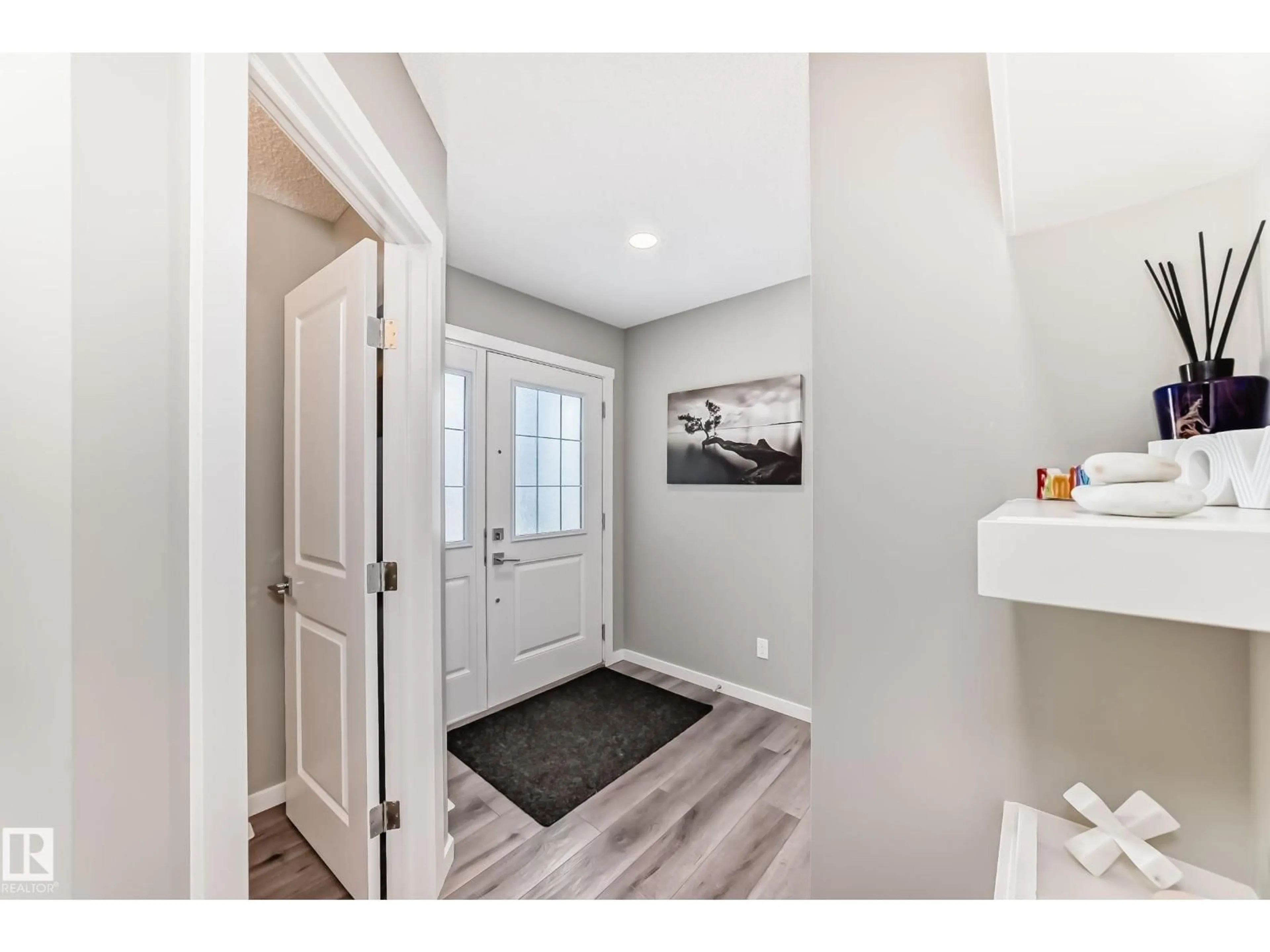 Indoor entryway for 9 ROLSTON CO, Leduc Alberta T9E1L1