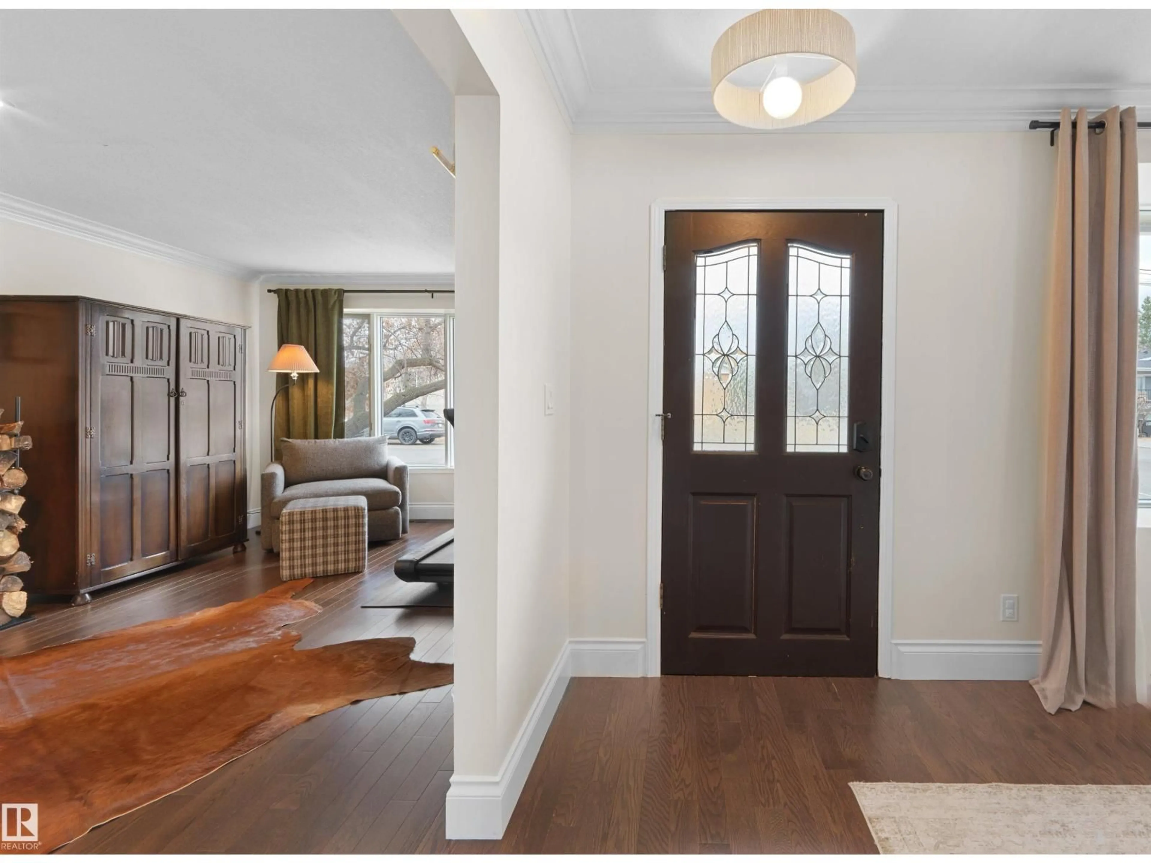 Indoor entryway for 8960 77 AV, Edmonton Alberta T6C0L9