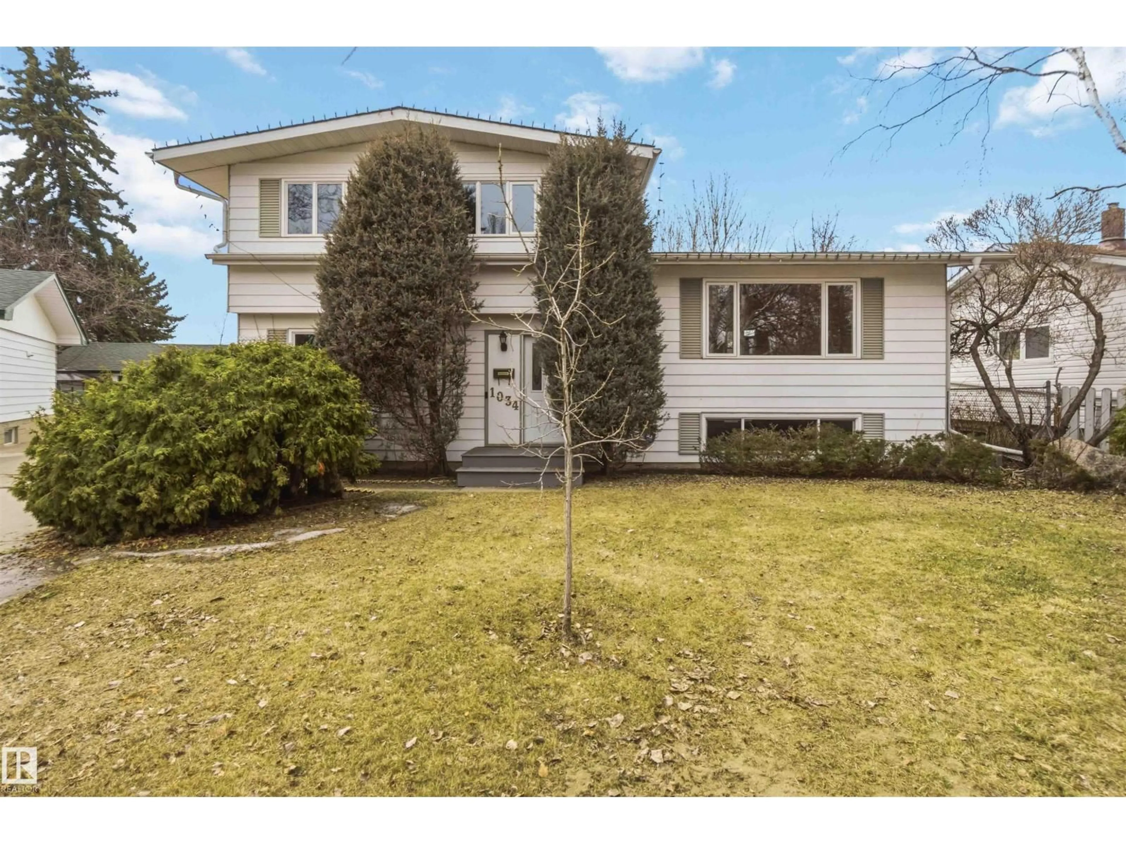 Home with vinyl exterior material, street for 1034 ADAMSON CR, Sherwood Park Alberta T8A1E3