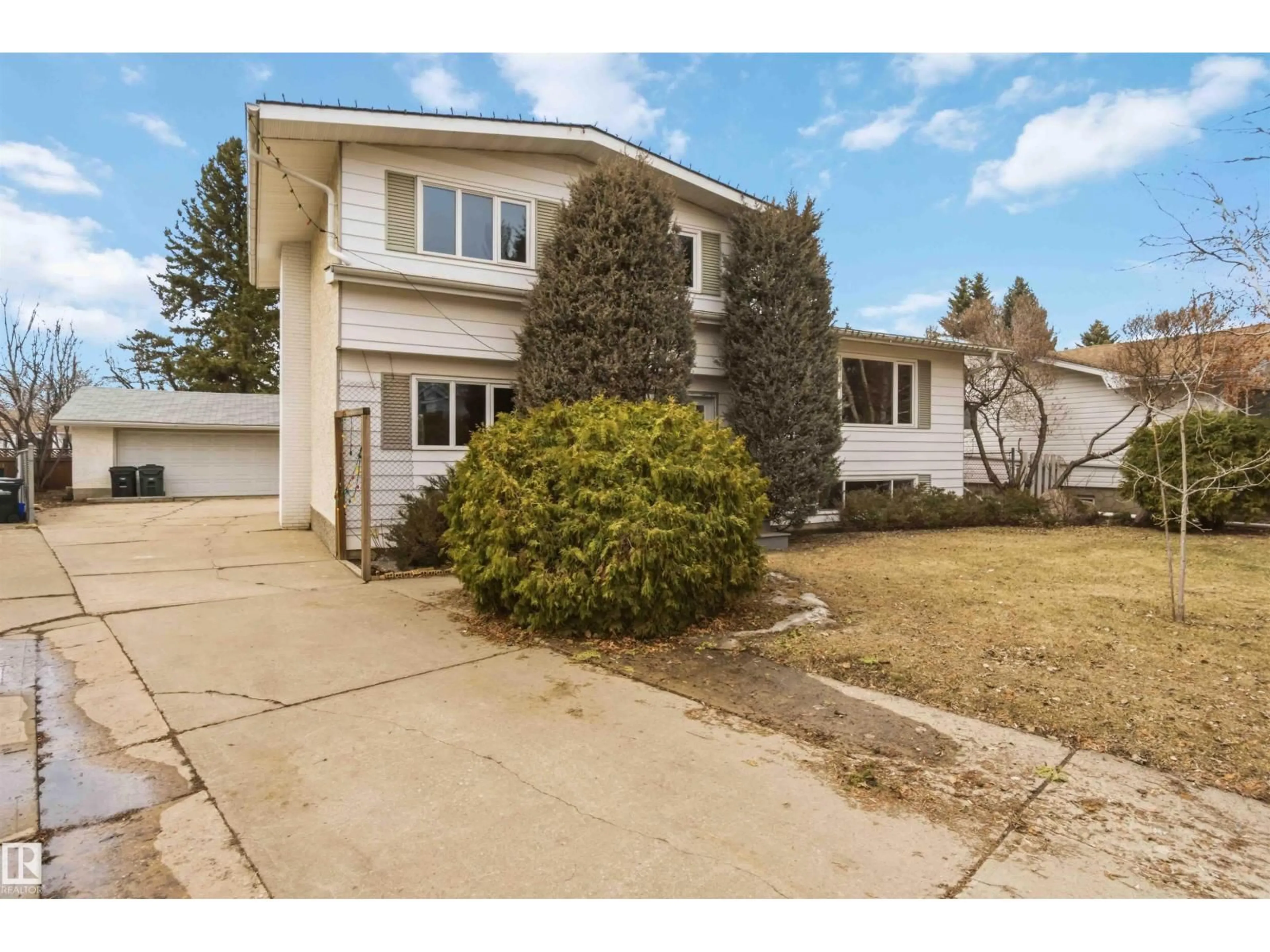 Home with vinyl exterior material, street for 1034 ADAMSON CR, Sherwood Park Alberta T8A1E3