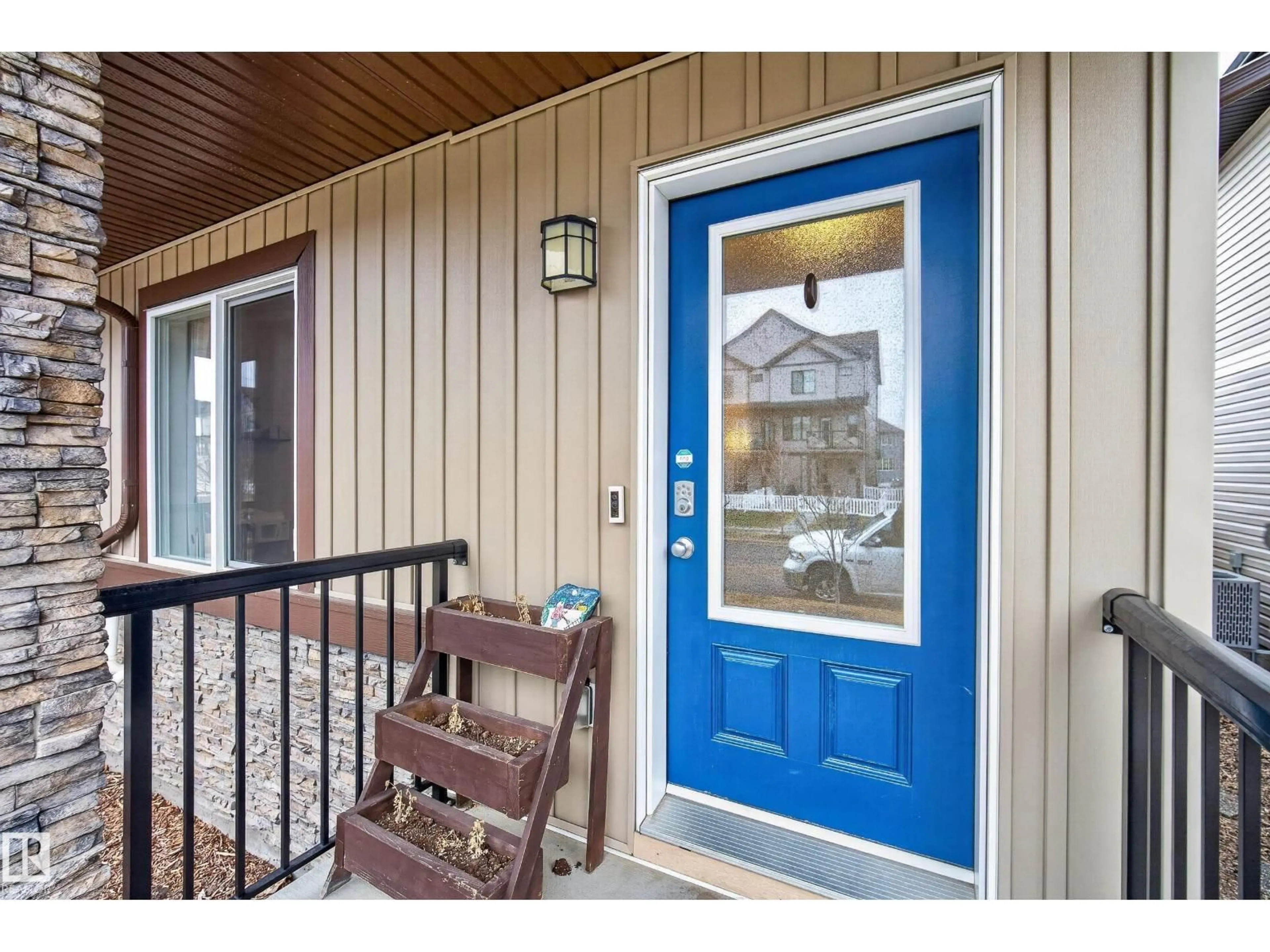 Indoor entryway for 1096 CY BECKER RD, Edmonton Alberta T5Y3Z9