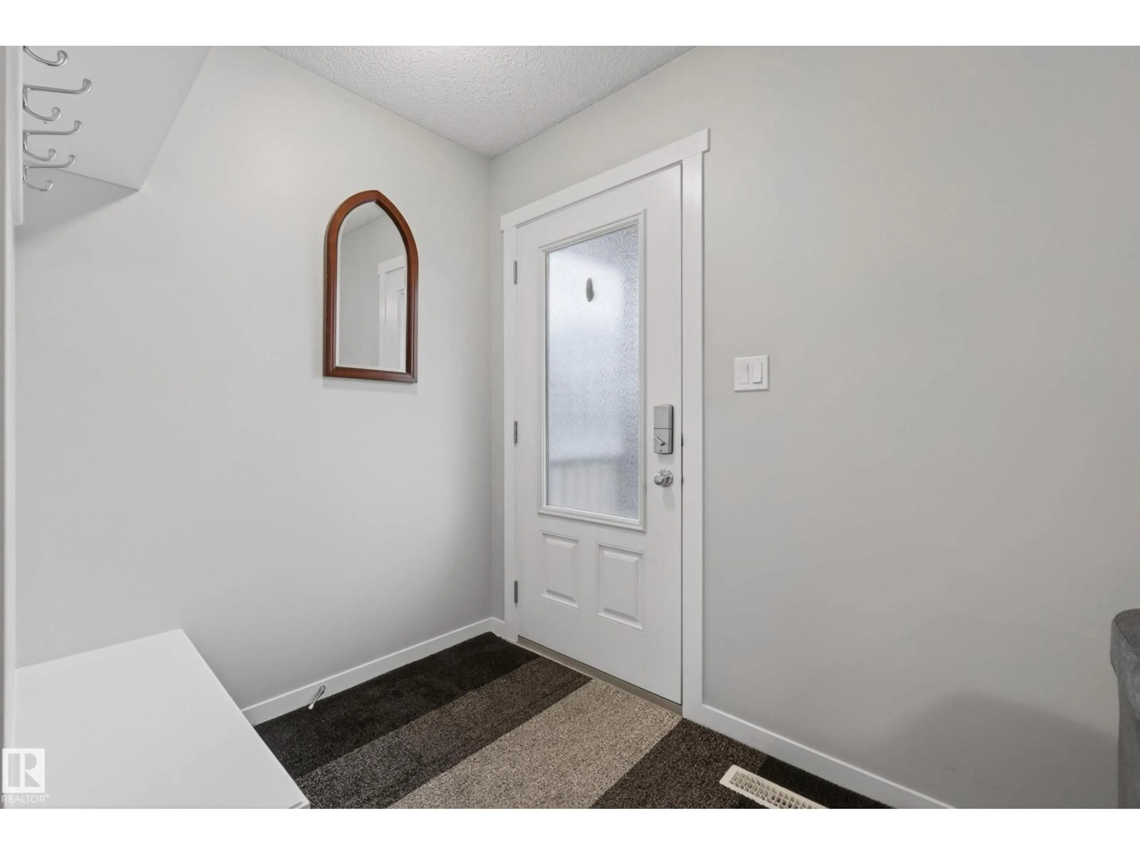 Indoor entryway for 1096 CY BECKER RD, Edmonton Alberta T5Y3Z9