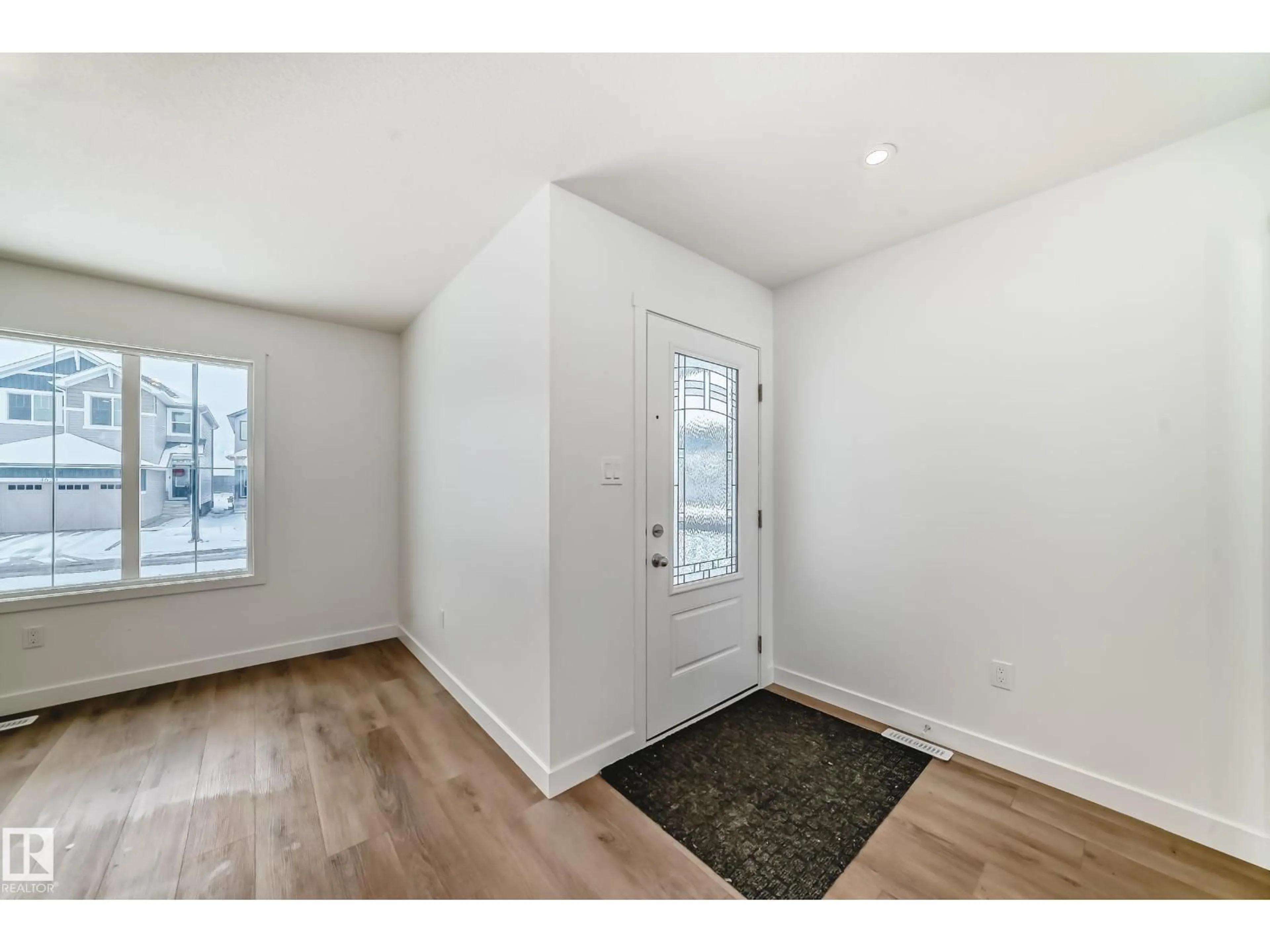 Indoor entryway for 4611 177AVE NW, Edmonton Alberta T5Y4B7