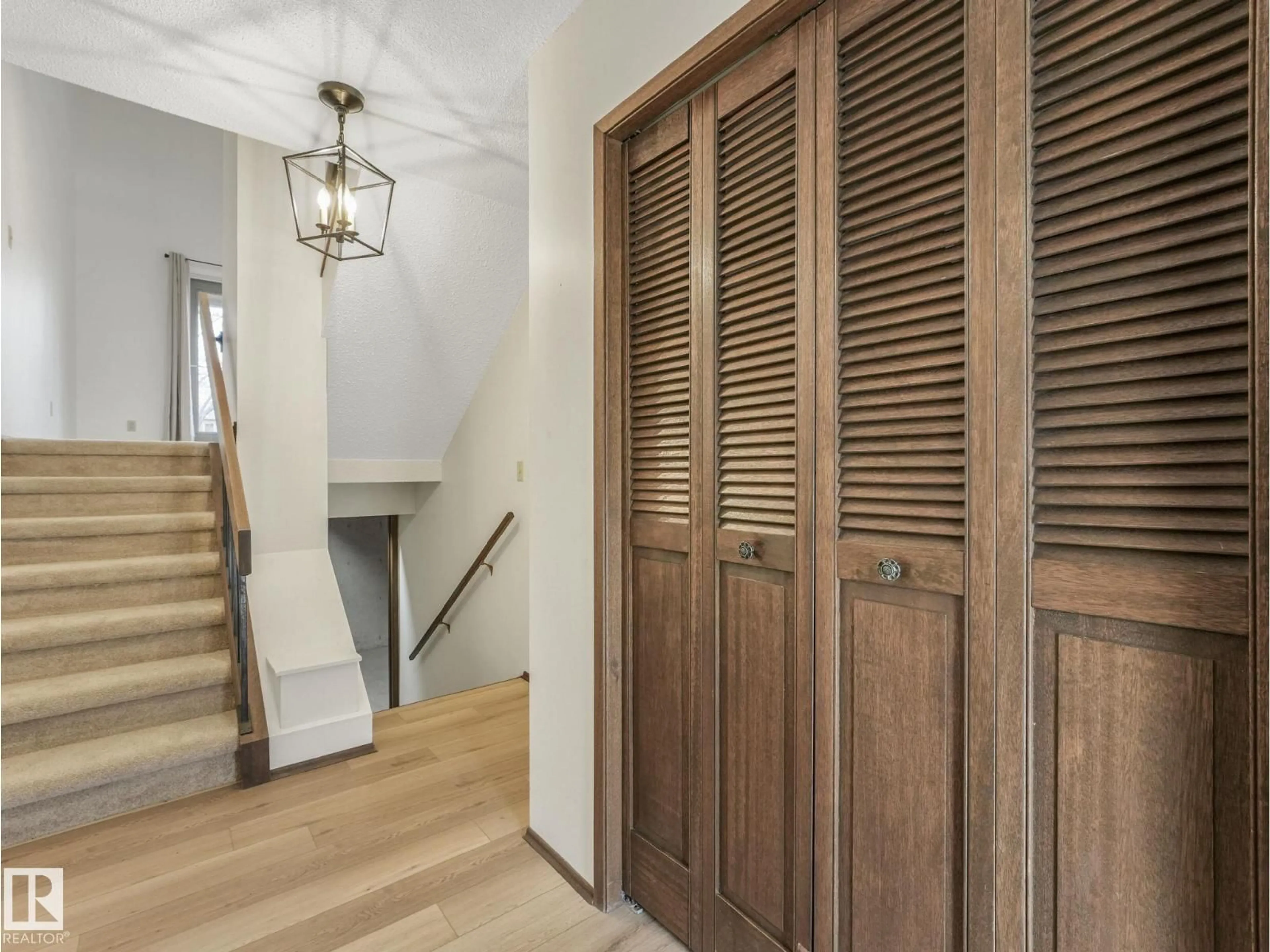 Indoor entryway for 33 GLAEWYN, St. Albert Alberta T8N2S5