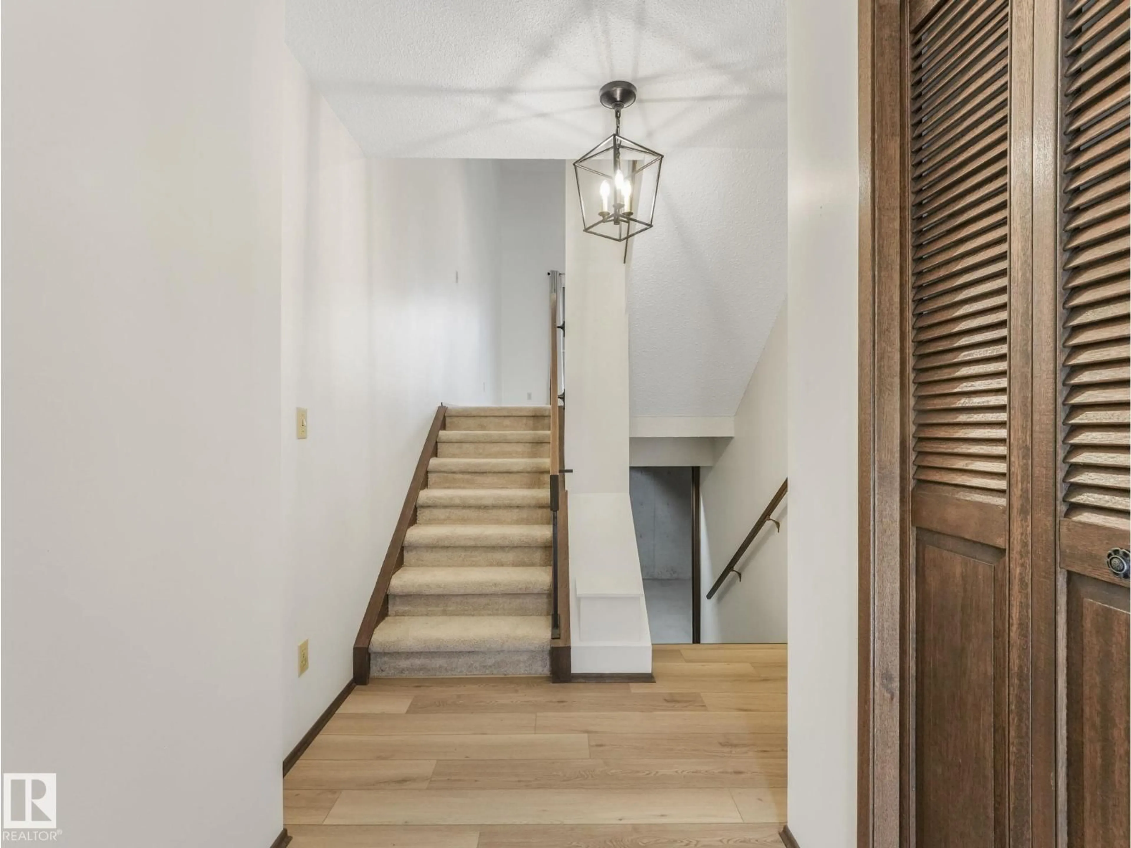 Indoor foyer for 33 GLAEWYN, St. Albert Alberta T8N2S5