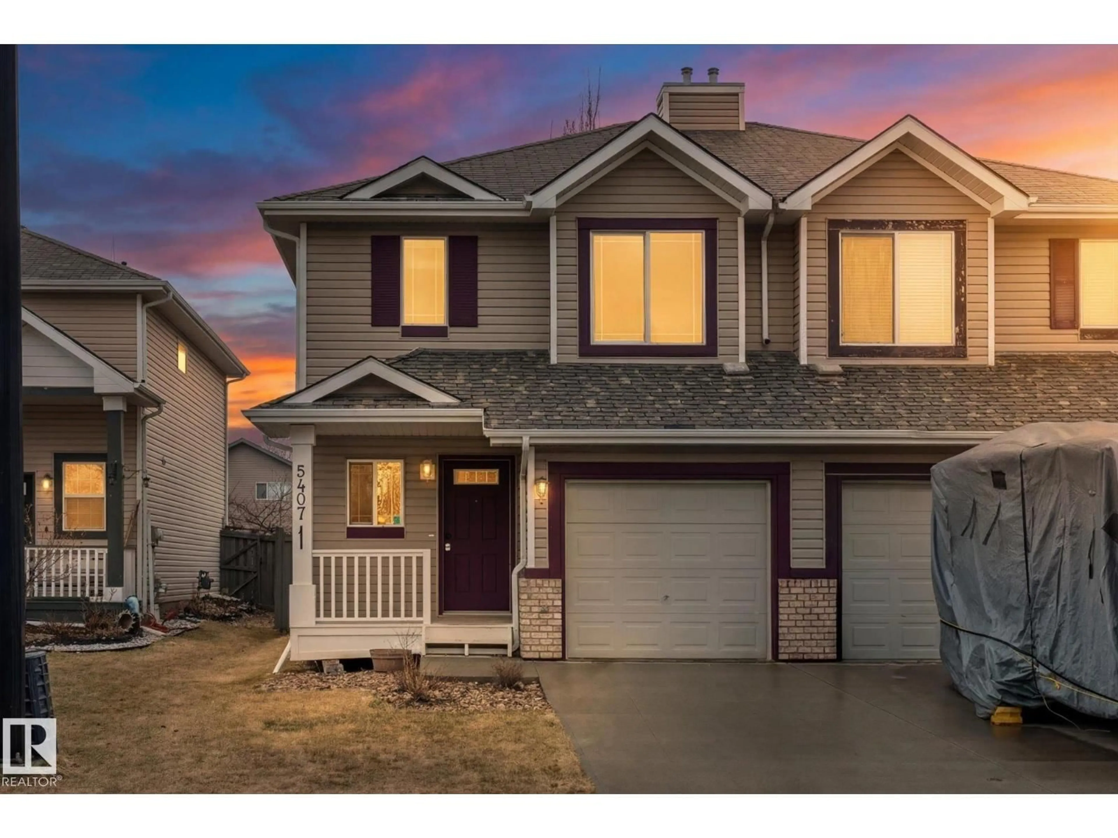 Home with vinyl exterior material, street for NW - 5407 204 ST, Edmonton Alberta T6M2Z1