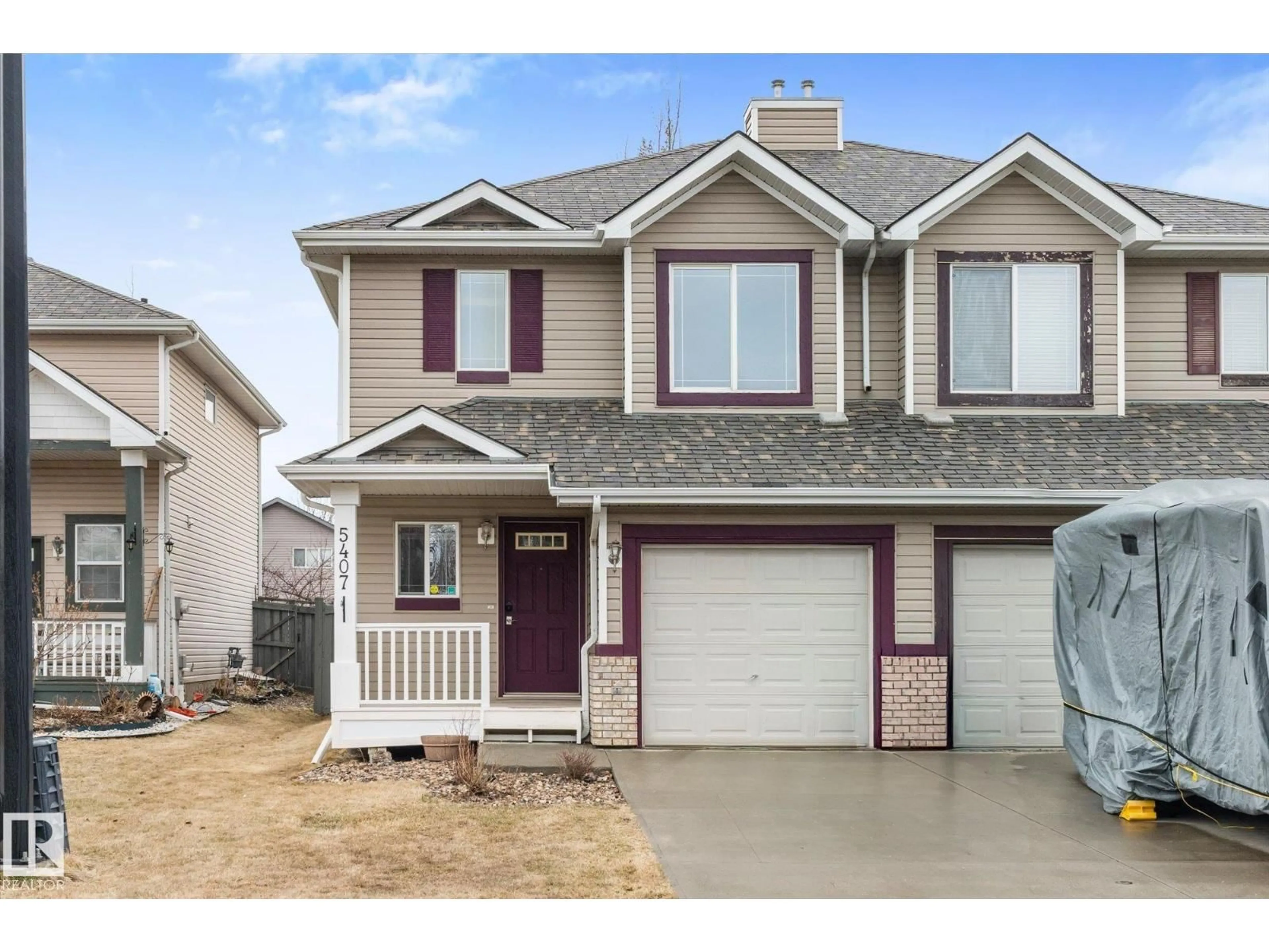 Home with vinyl exterior material, street for NW - 5407 204 ST, Edmonton Alberta T6M2Z1