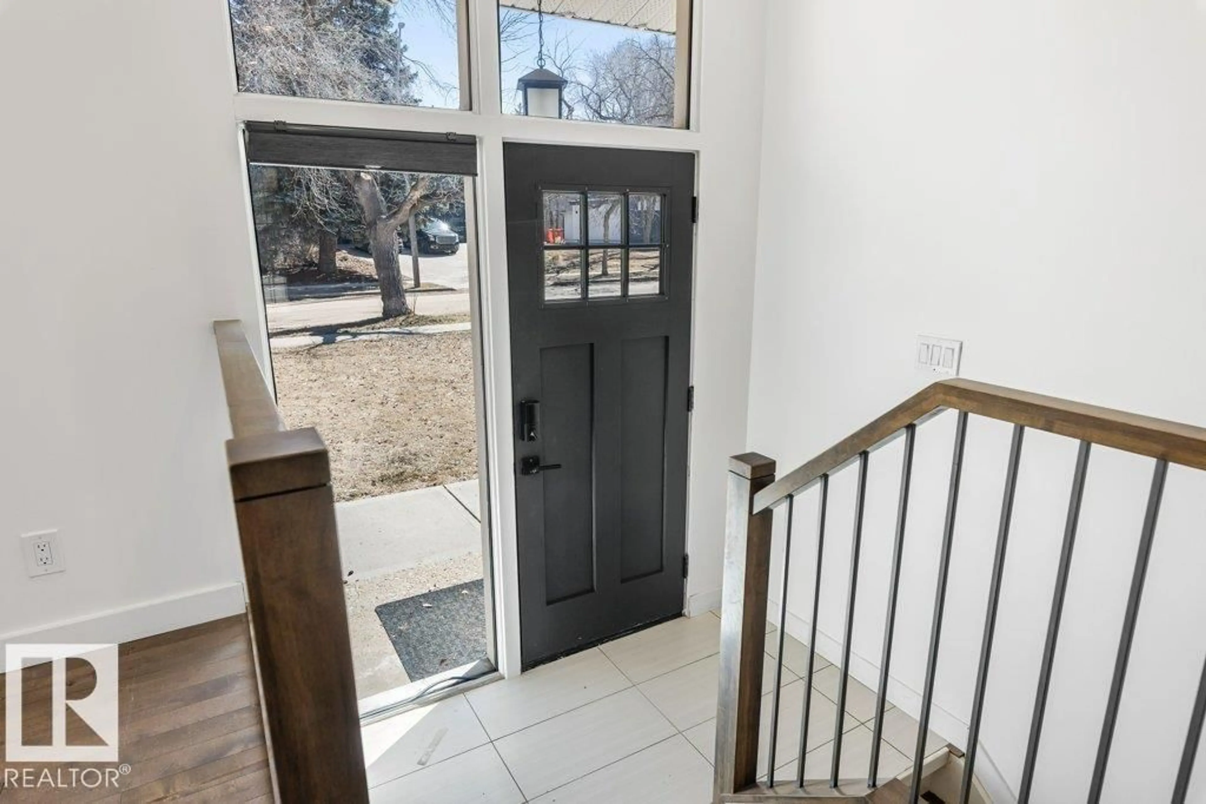Indoor entryway for 5 GRESHAM BV, St. Albert Alberta T8N1A8