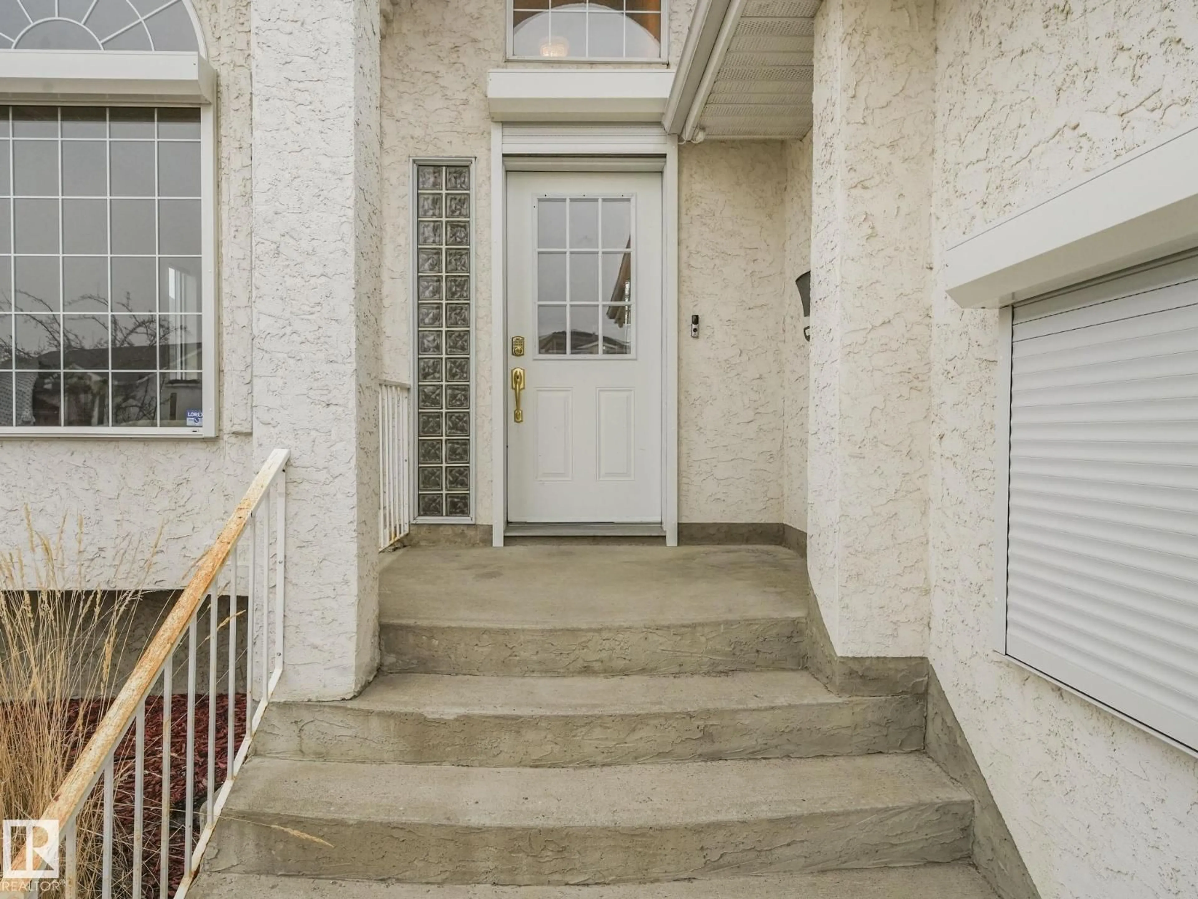 Indoor entryway for 376 HOLLICK KENYON RD, Edmonton Alberta T5Y2T7