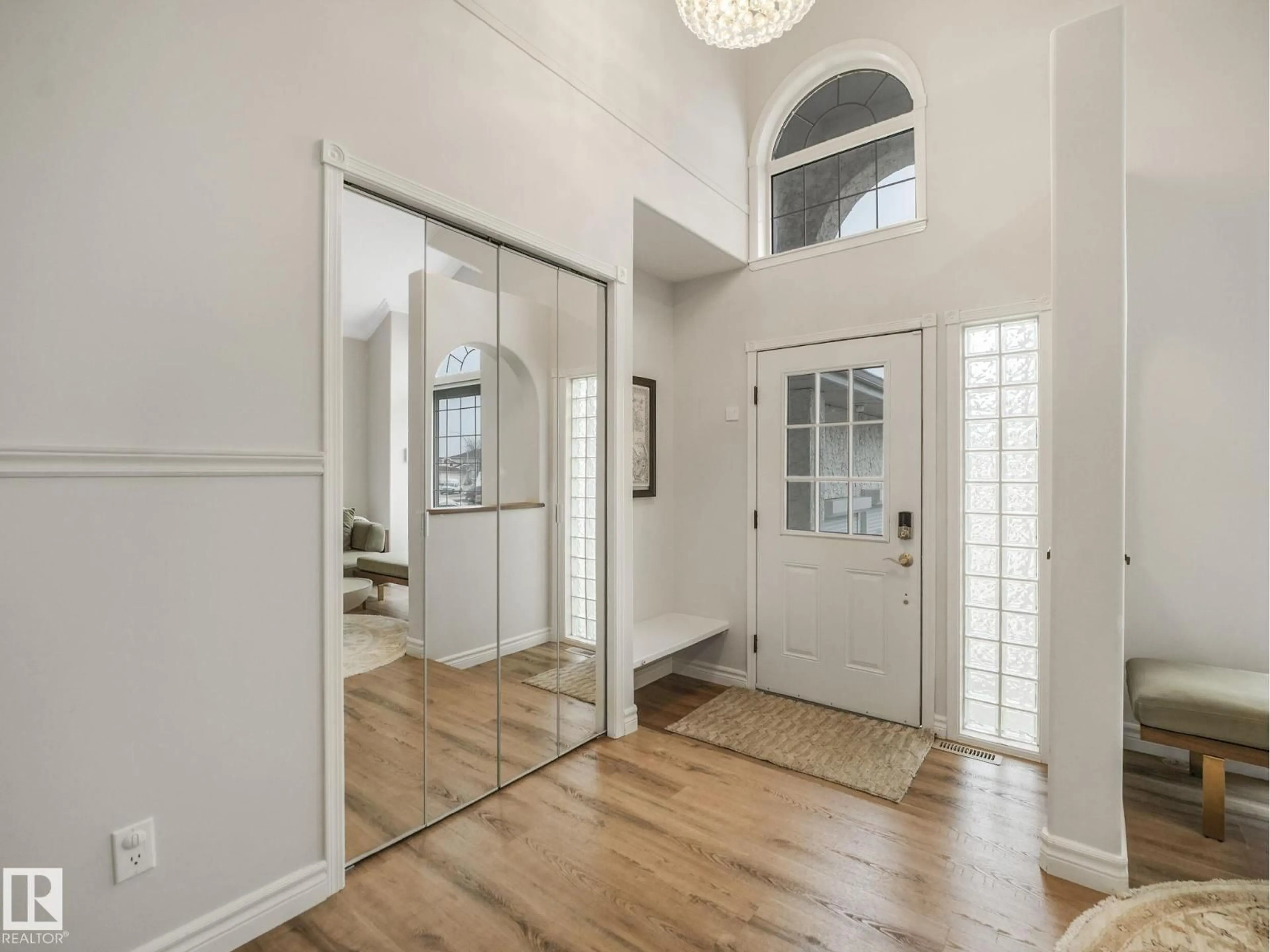 Indoor entryway for 376 HOLLICK KENYON RD, Edmonton Alberta T5Y2T7