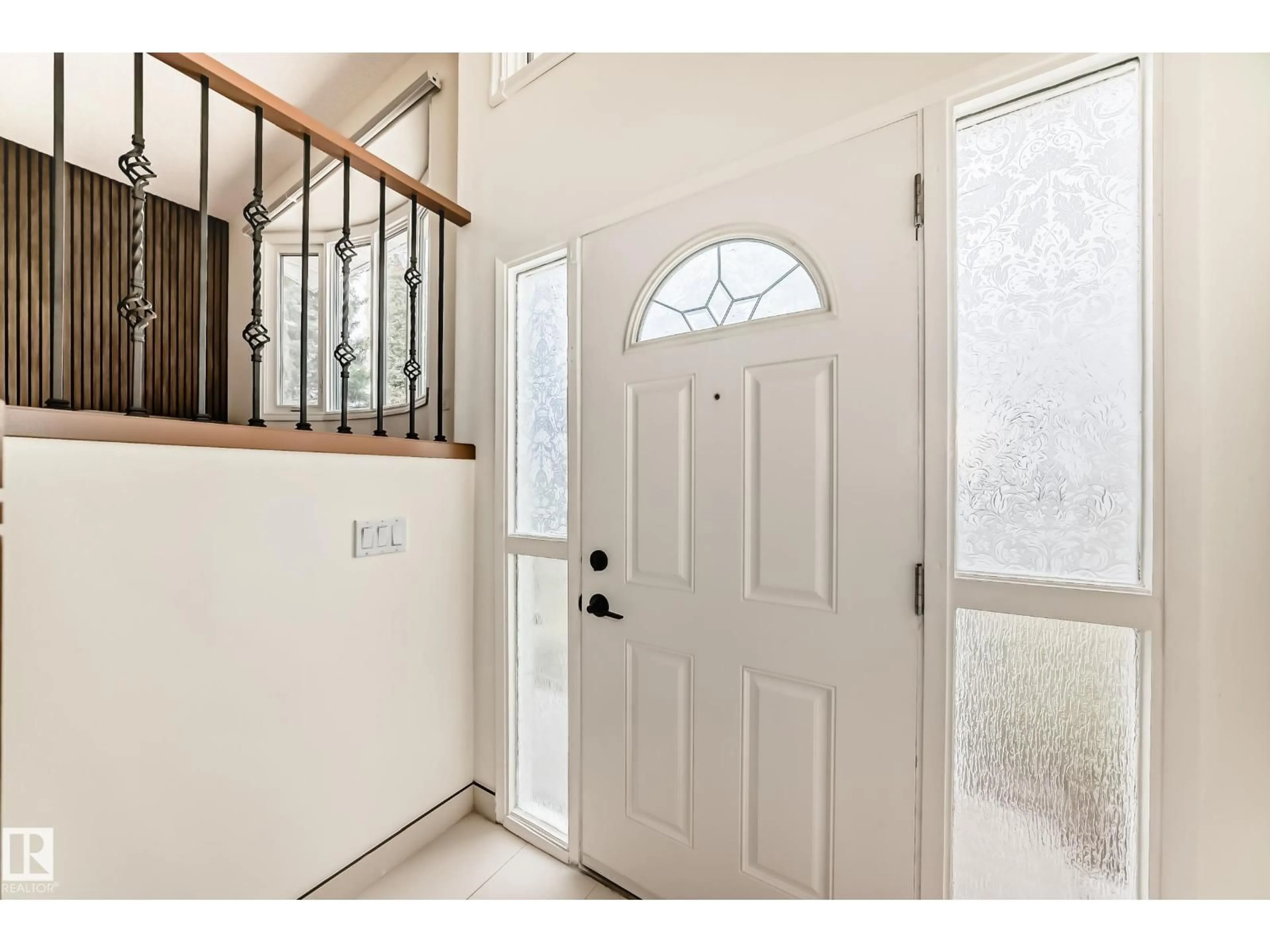 Indoor entryway for 2039 48 ST, Edmonton Alberta T6L2W5