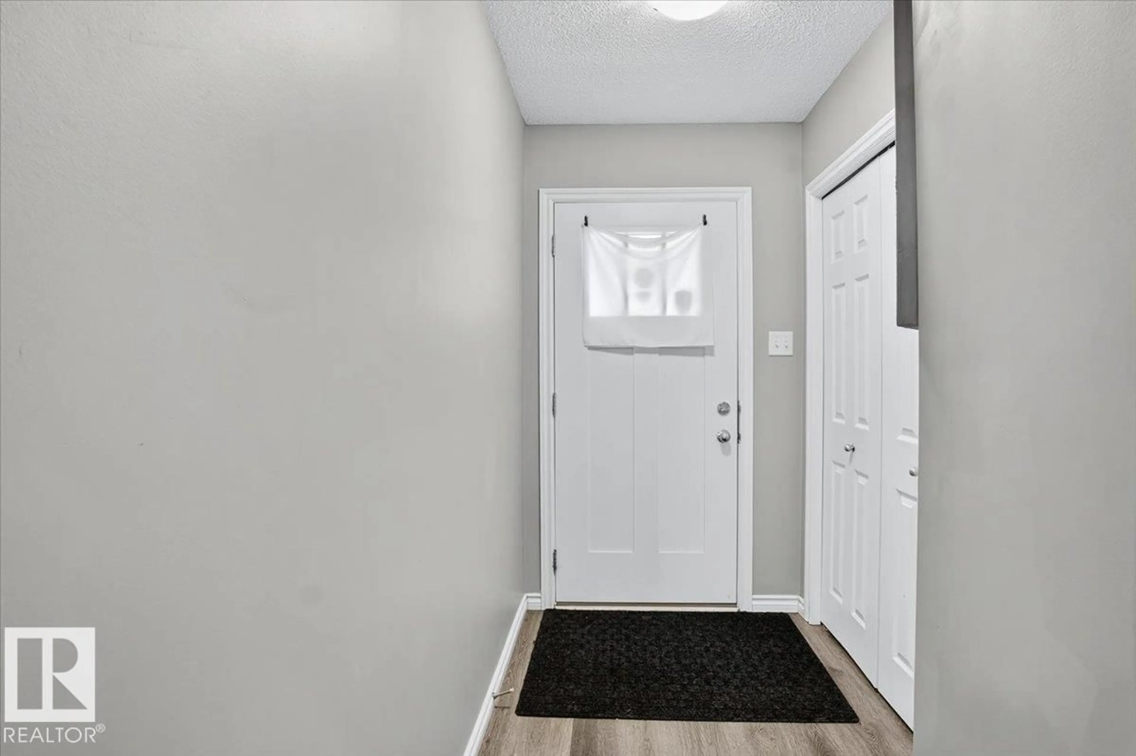 Indoor entryway for 559 EBBERS WY, Edmonton Alberta T5Y3T8
