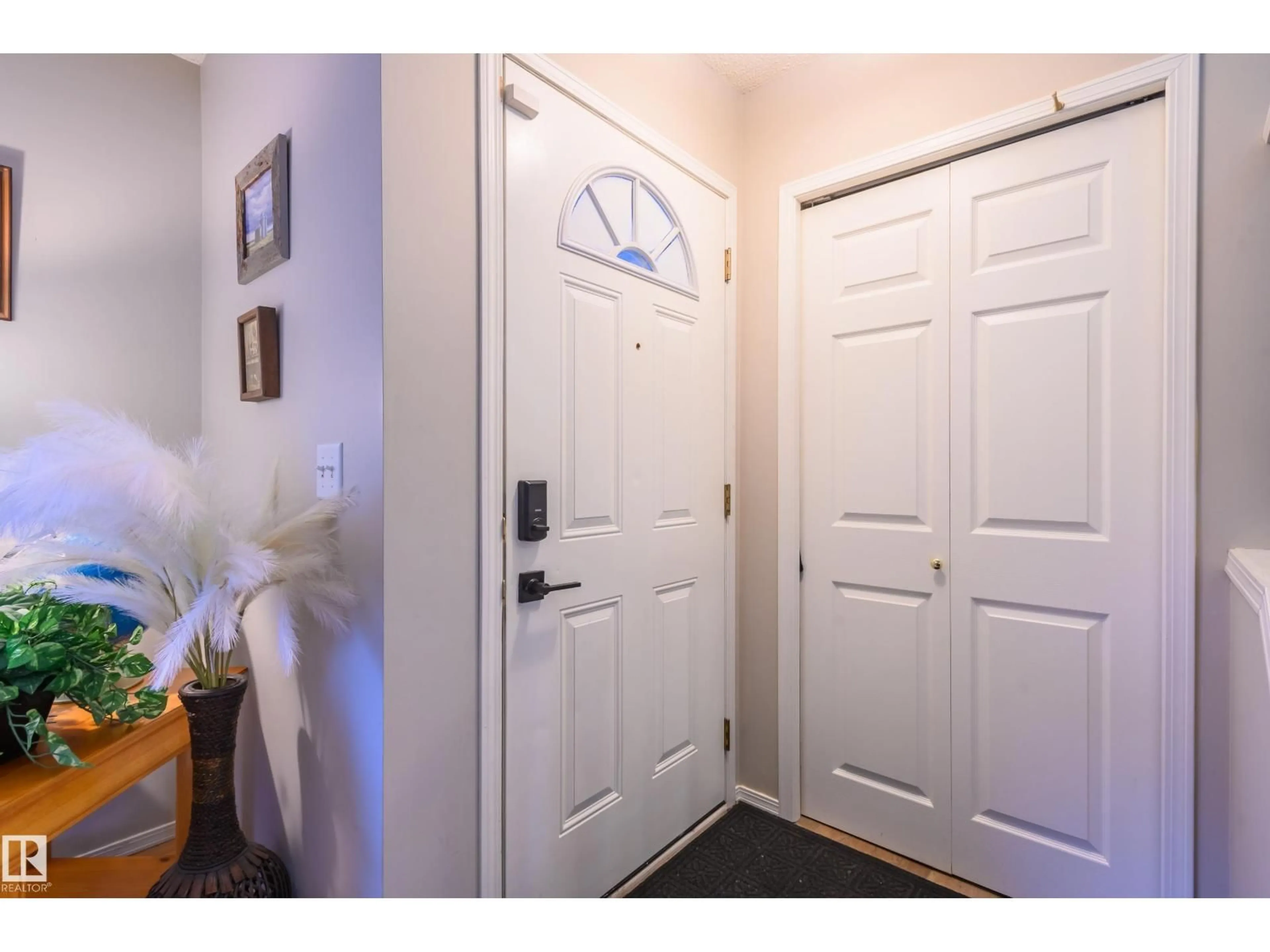 Indoor entryway for 5428 202 ST, Edmonton Alberta T6M2W5
