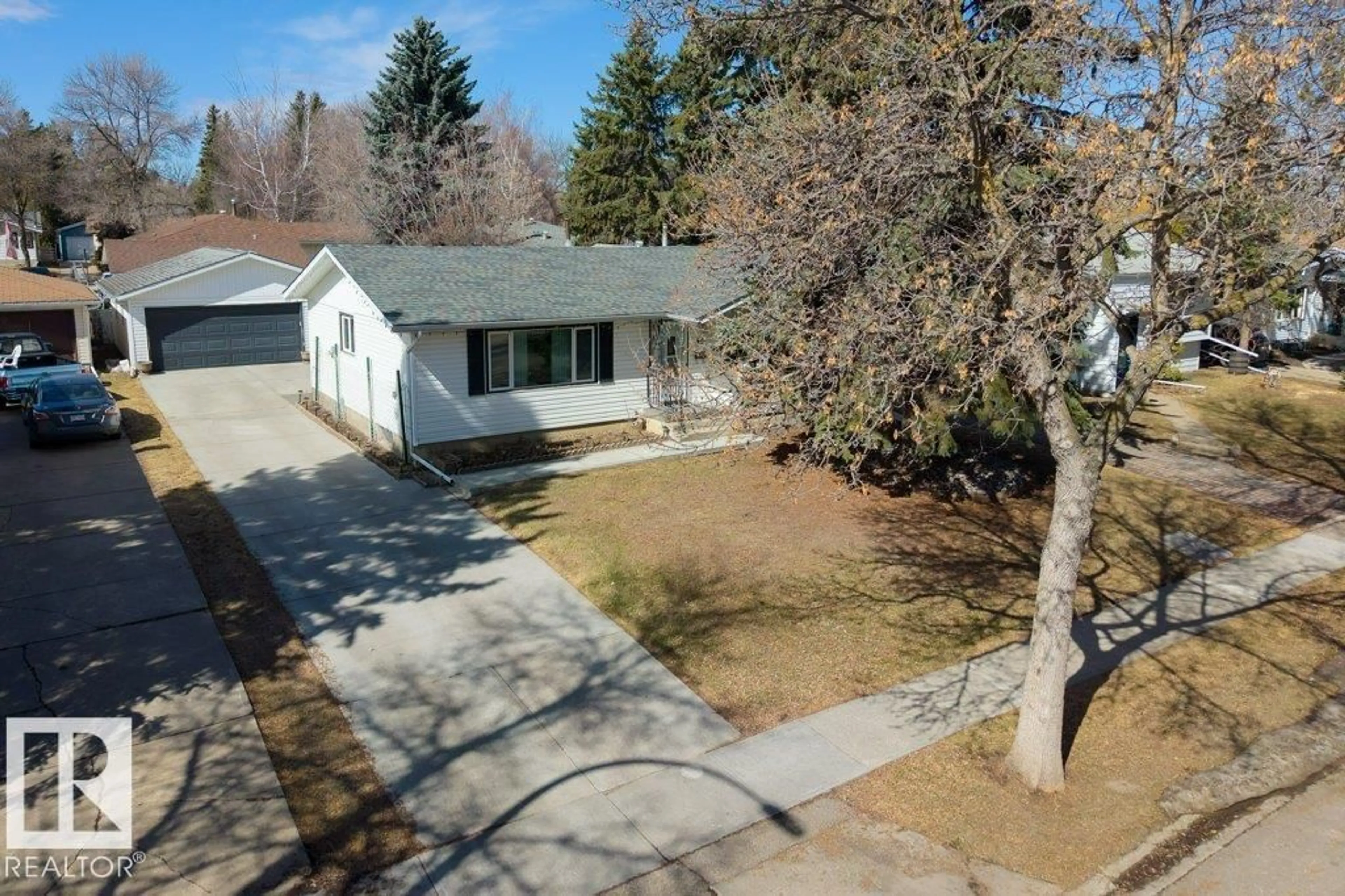 A pic from outside/outdoor area/front of a property/back of a property/a pic from drone, street for 33 FENWICK CR, St. Albert Alberta T8N1W5