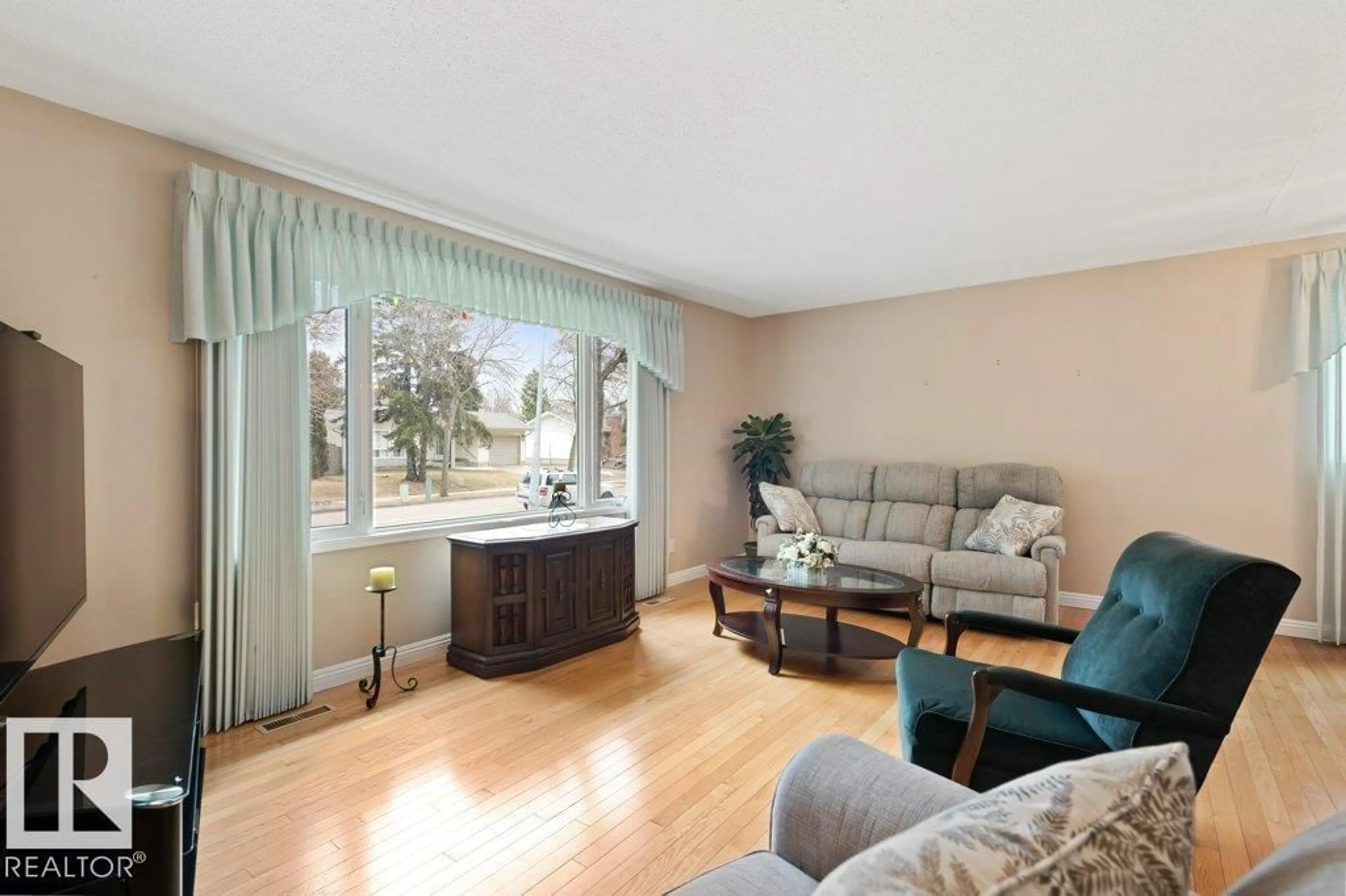 Living room with furniture, wood/laminate floor for 33 FENWICK CR, St. Albert Alberta T8N1W5