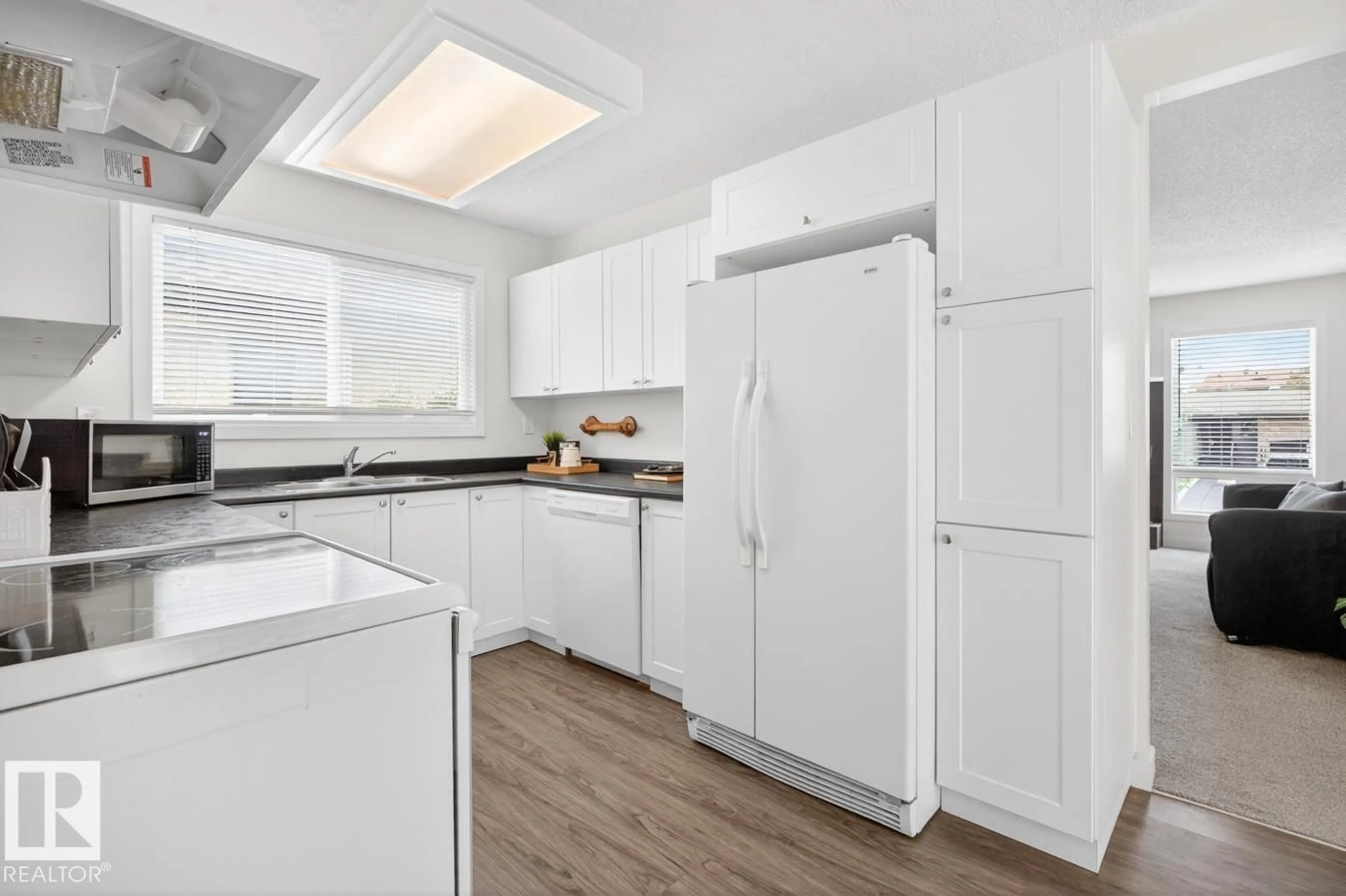 Standard kitchen, unknown for 4517 38A AV, Edmonton Alberta T6L5B5