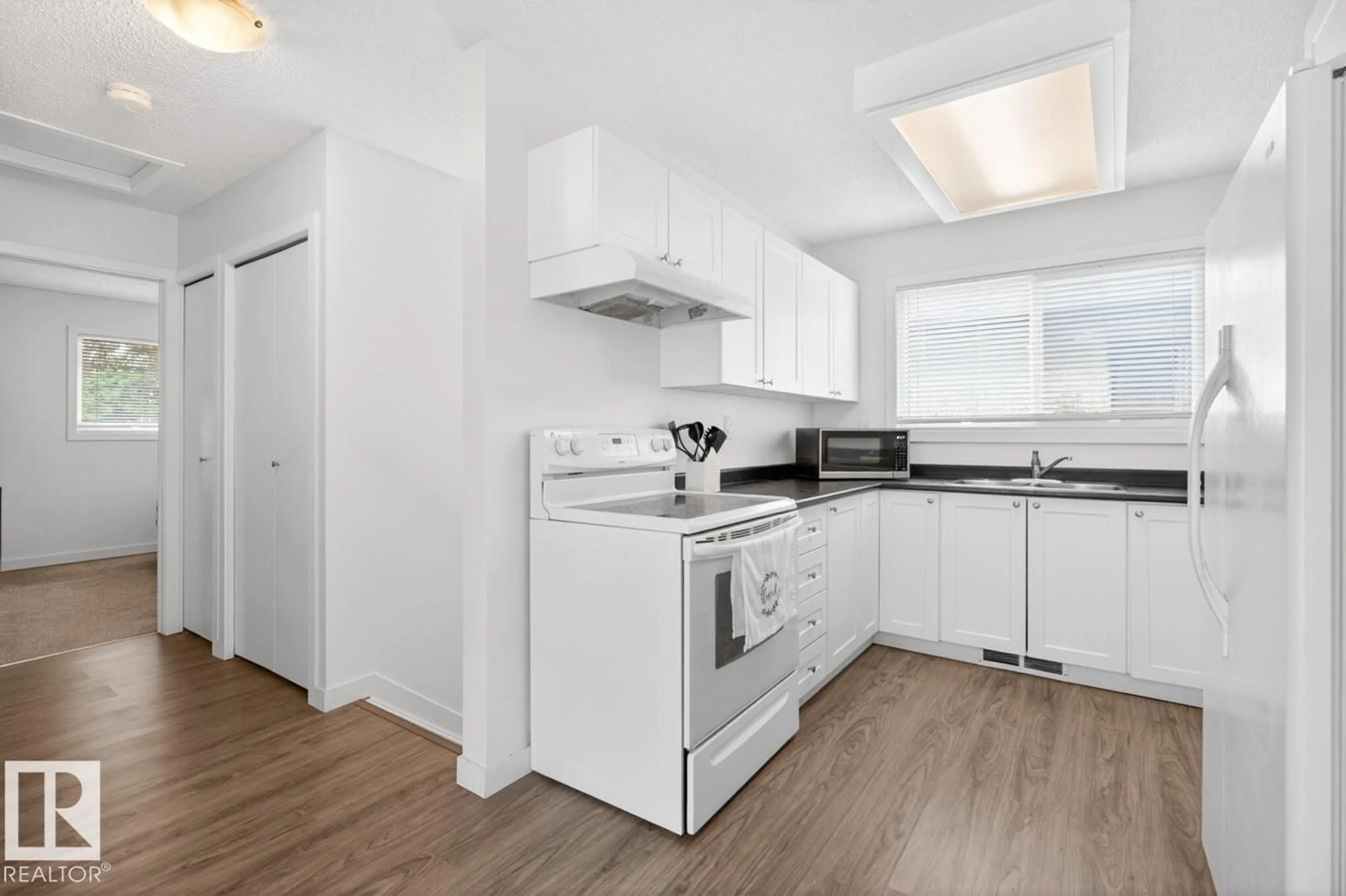 Standard kitchen, unknown for 4517 38A AV, Edmonton Alberta T6L5B5