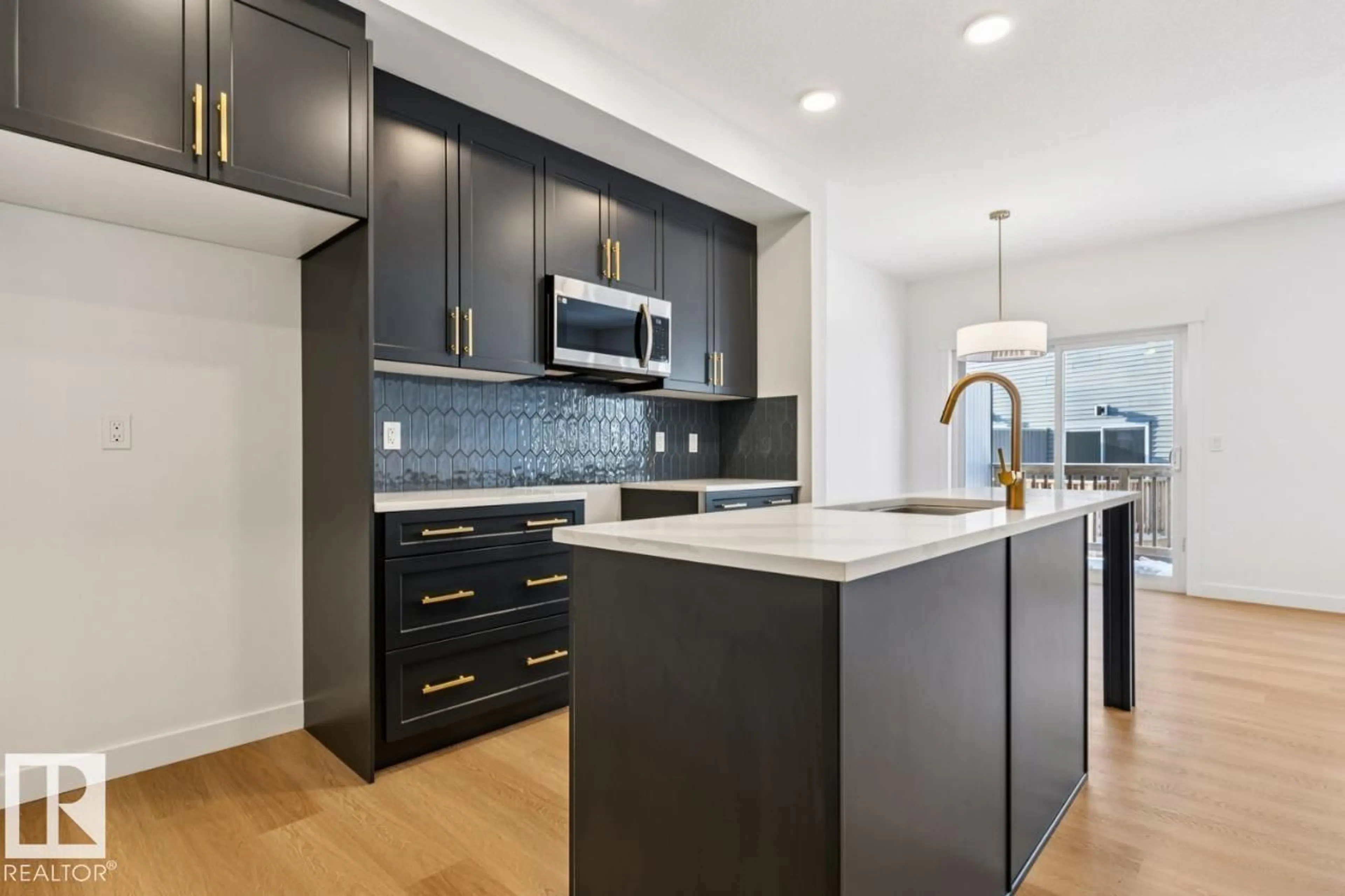 Contemporary kitchen, unknown for 47 MATTSON DR, Edmonton Alberta T6X1A3