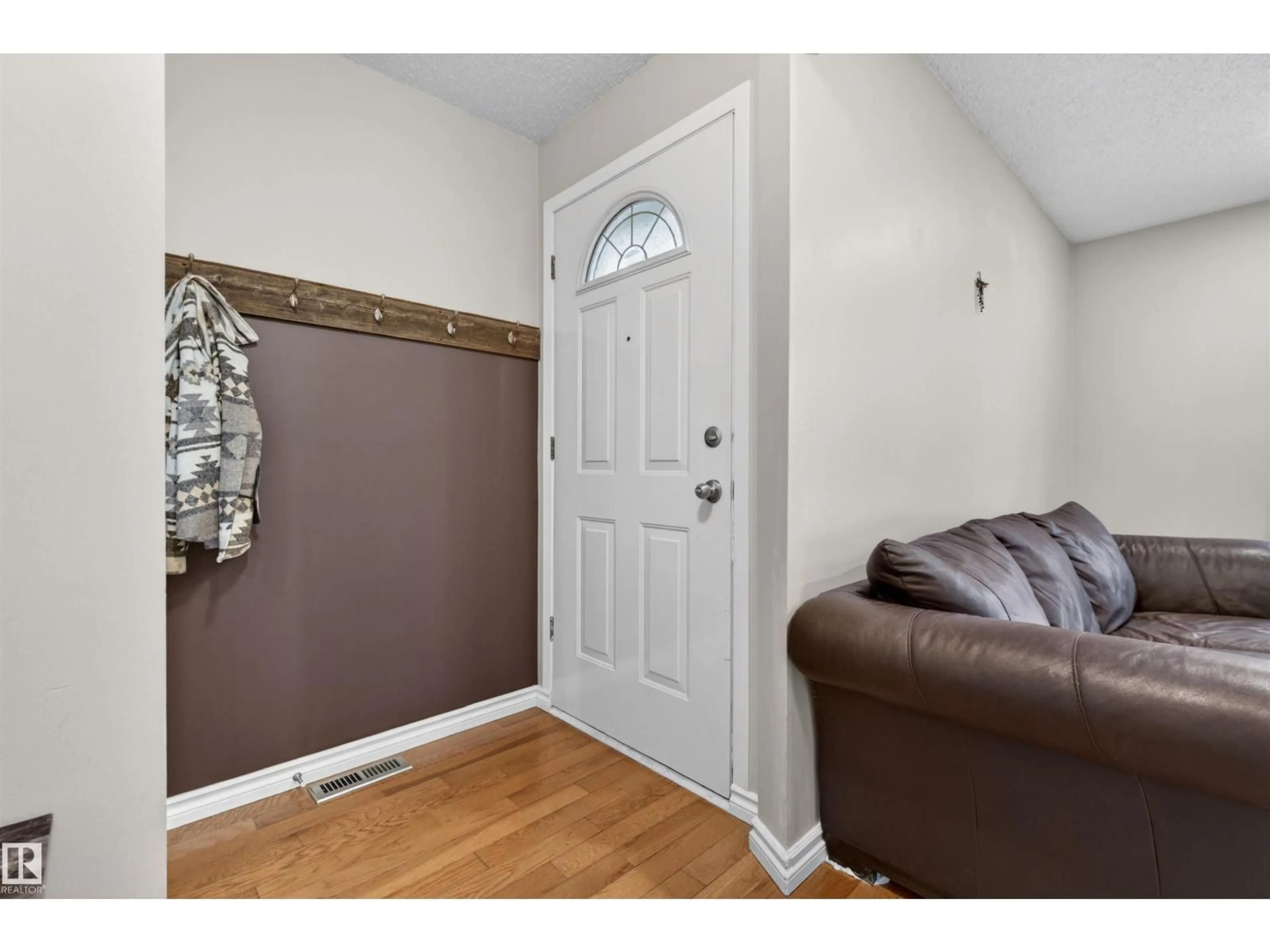 Indoor entryway for 17120 103 ST, Edmonton Alberta T5X4Z4