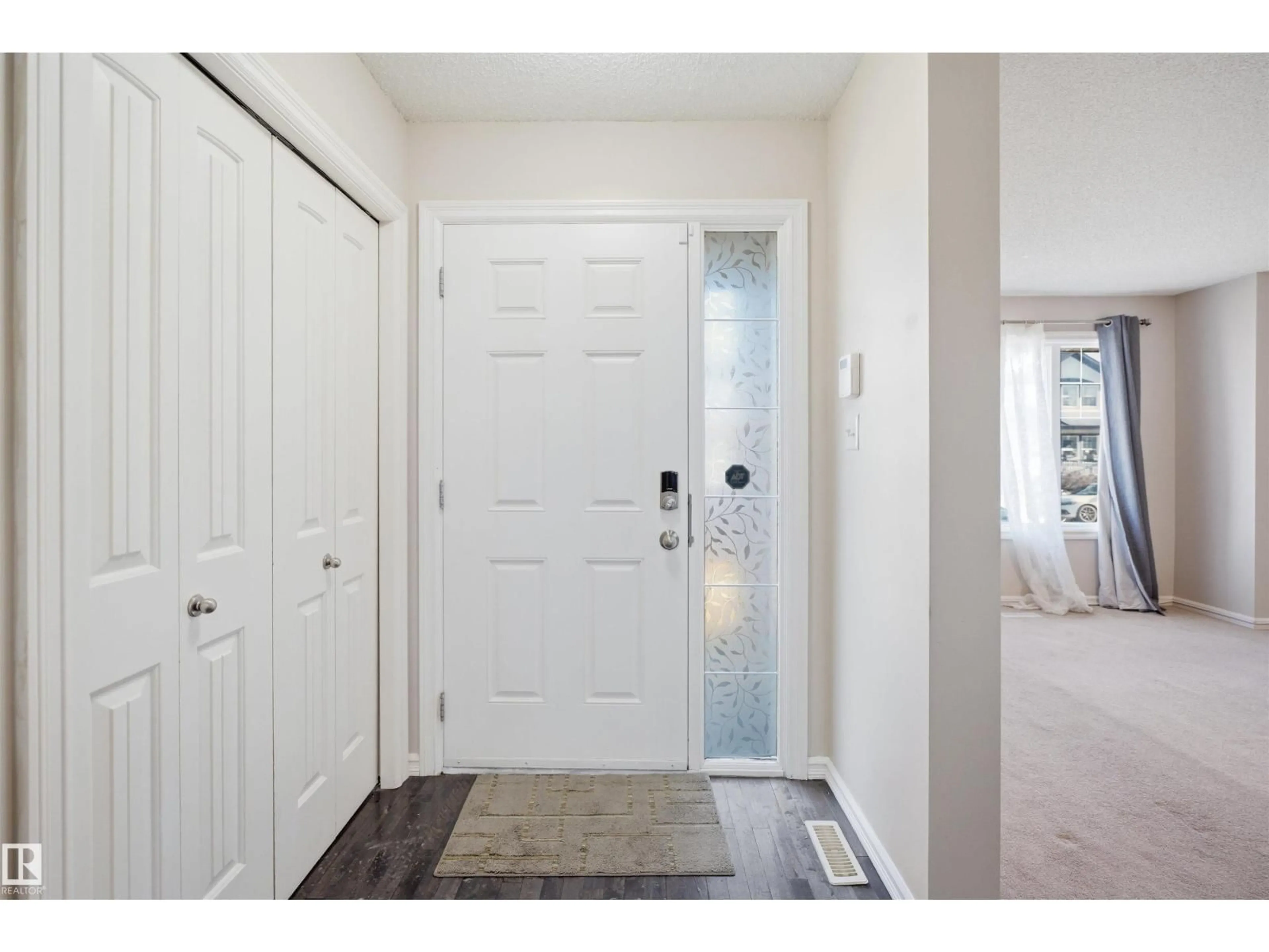 Indoor entryway for 1124 37A AV, Edmonton Alberta T6T0E7